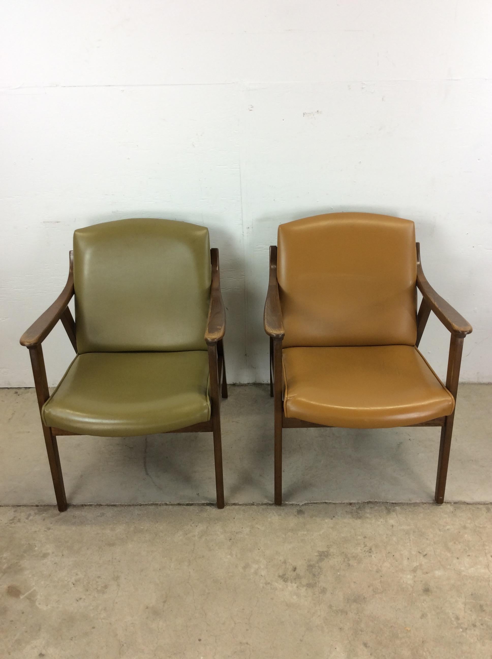 Mid-Century Modern Paire de chaises longues en vinyle The Moderns avec structure en noyer en vente