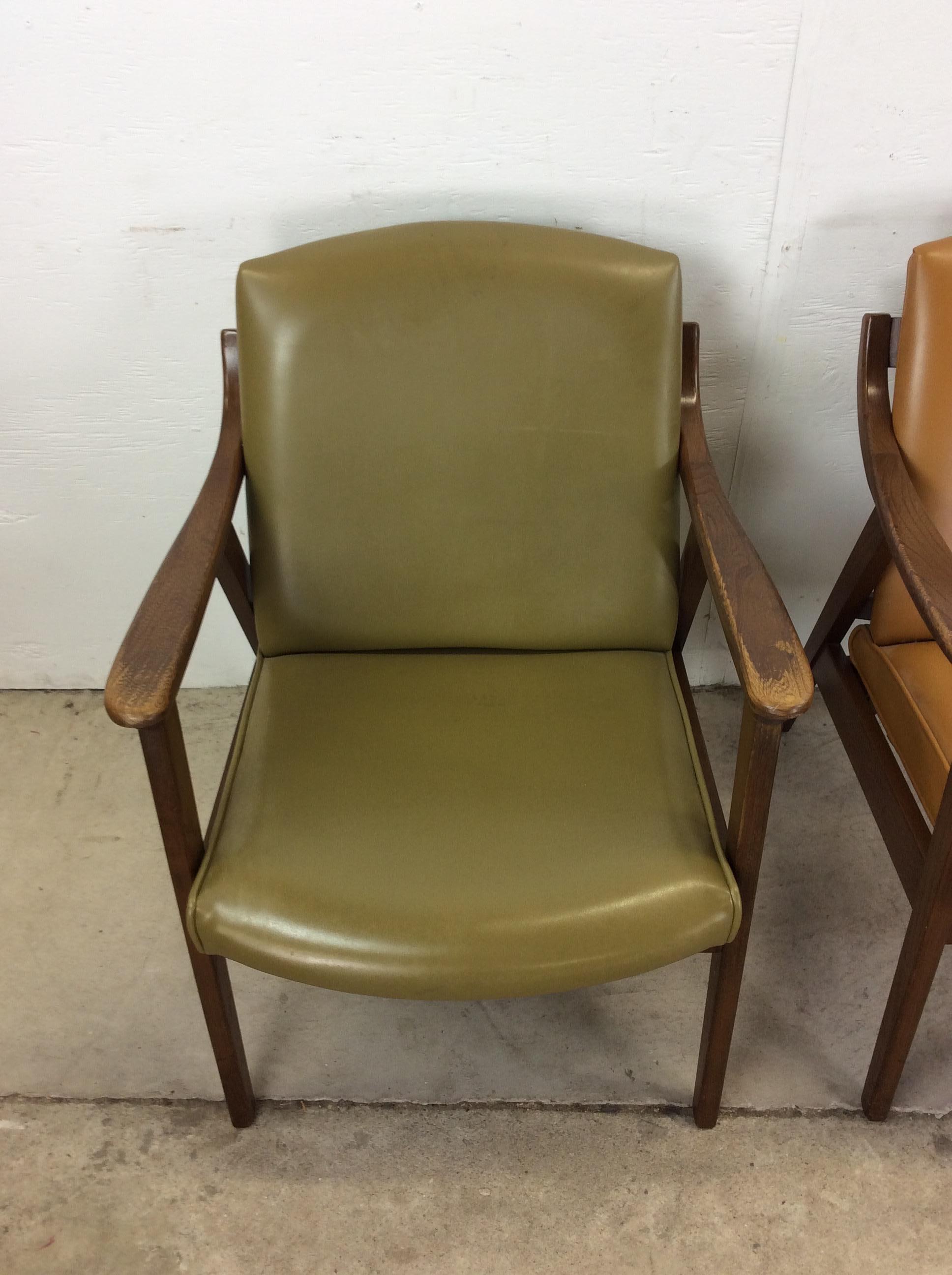 Américain Paire de chaises longues en vinyle The Moderns avec structure en noyer en vente