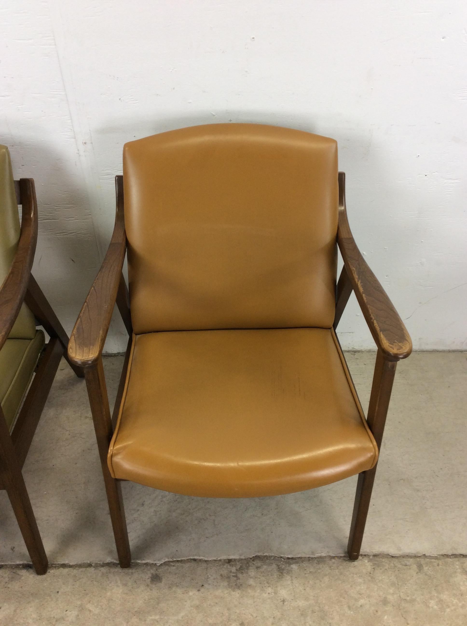Paire de chaises longues en vinyle The Moderns avec structure en noyer Bon état - En vente à Freehold, NJ
