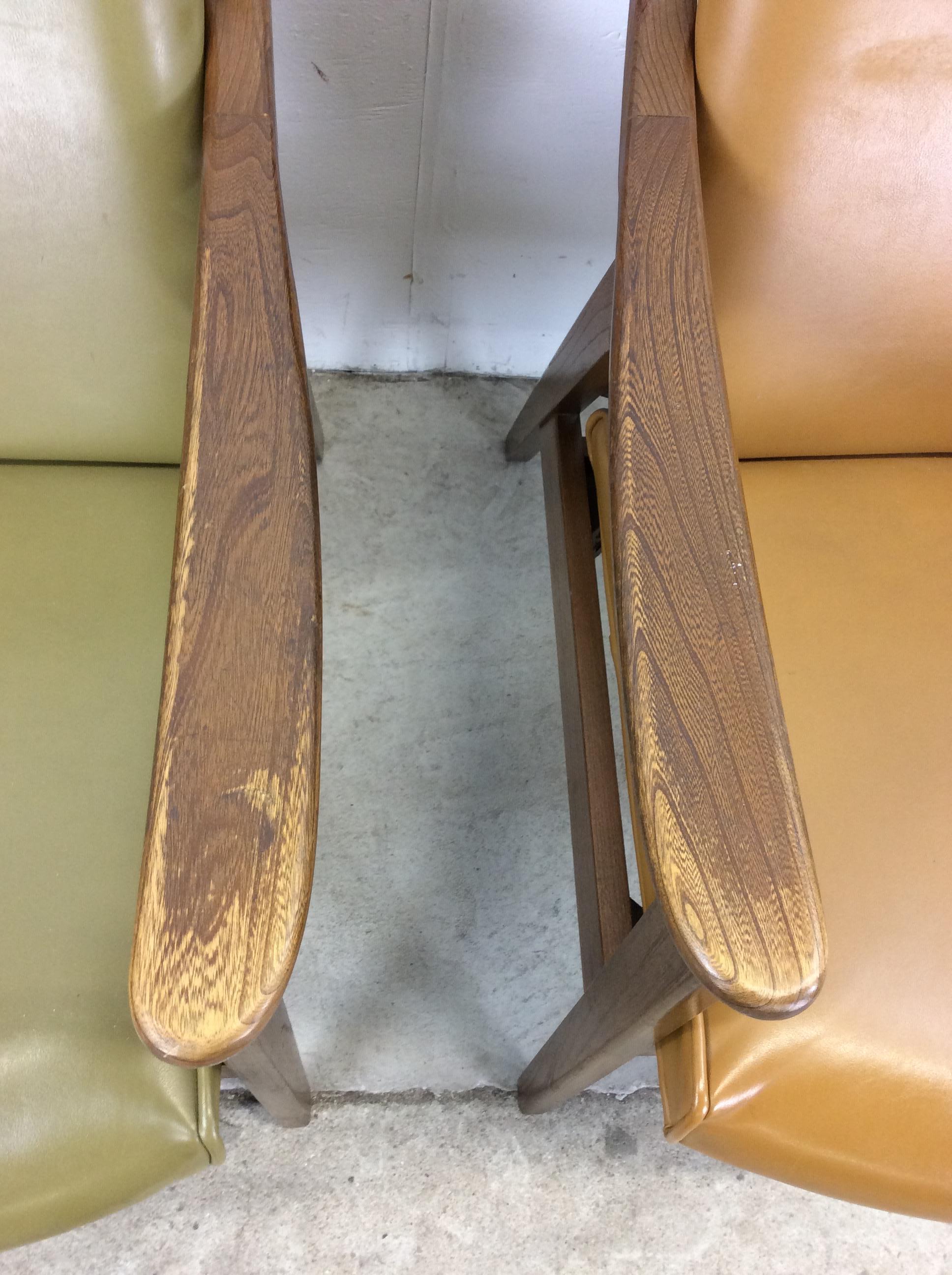 20ième siècle Paire de chaises longues en vinyle The Moderns avec structure en noyer en vente