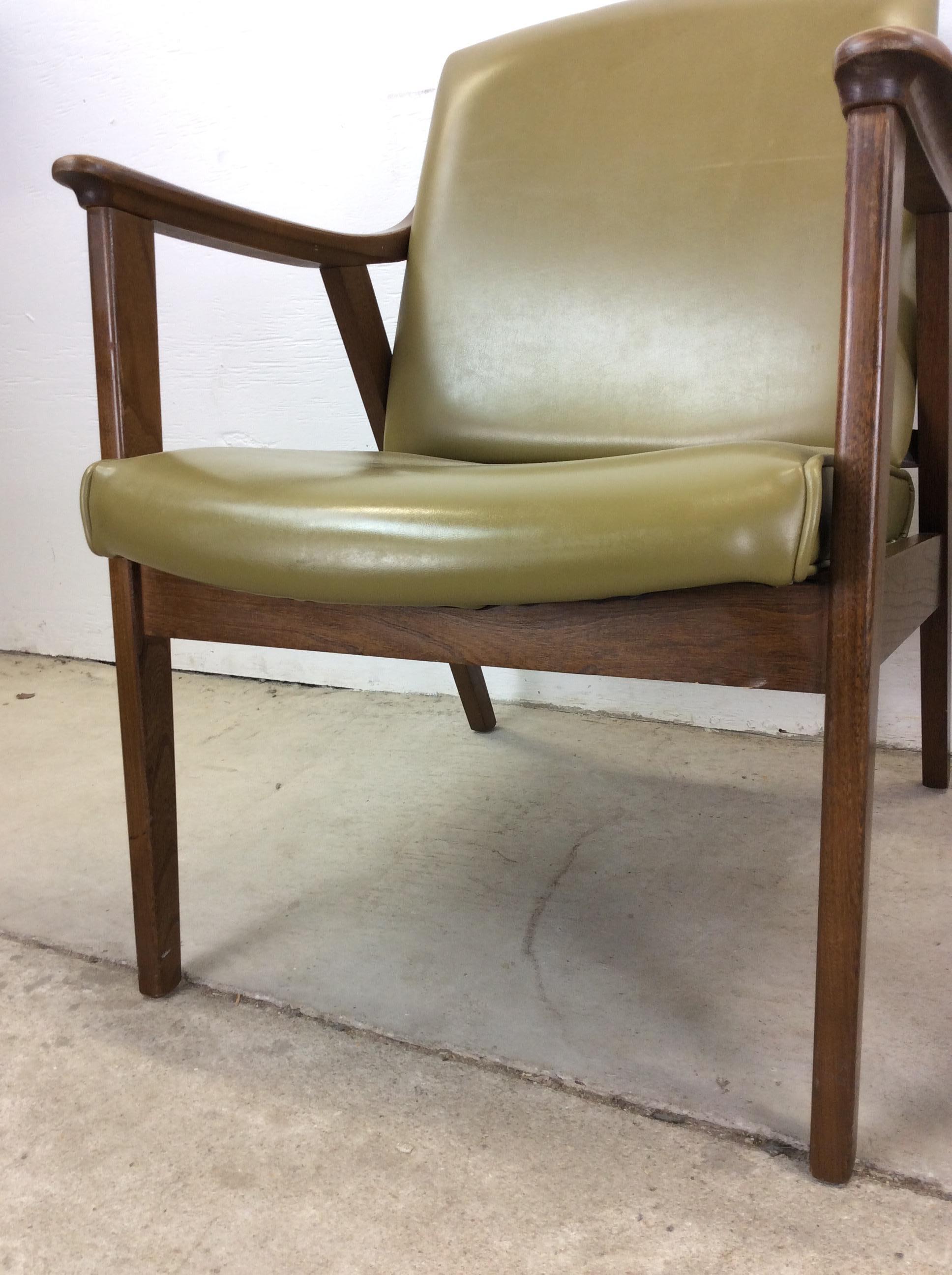 Paire de chaises longues en vinyle The Moderns avec structure en noyer en vente 1