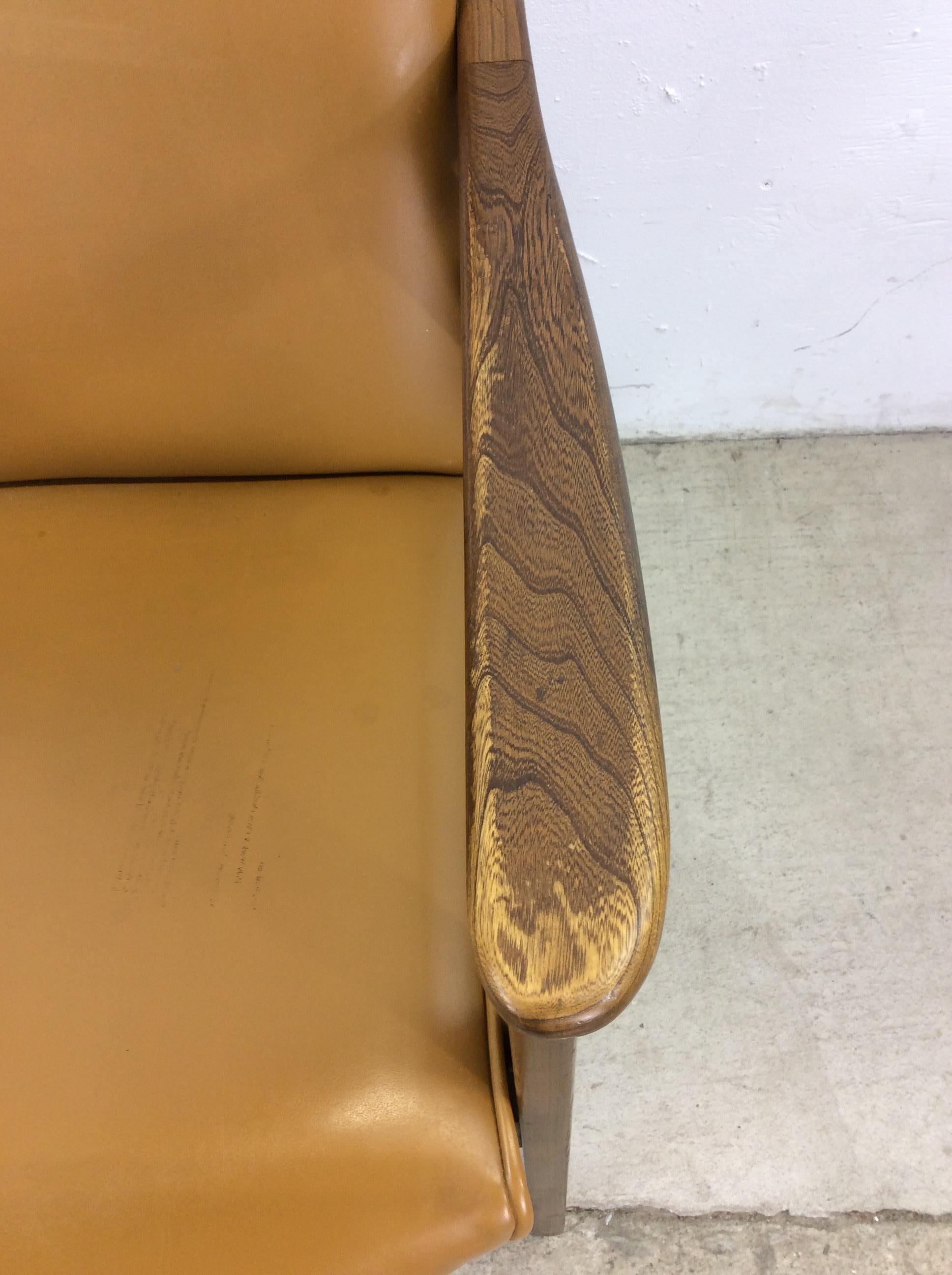 Paire de chaises longues en vinyle The Moderns avec structure en noyer en vente 2