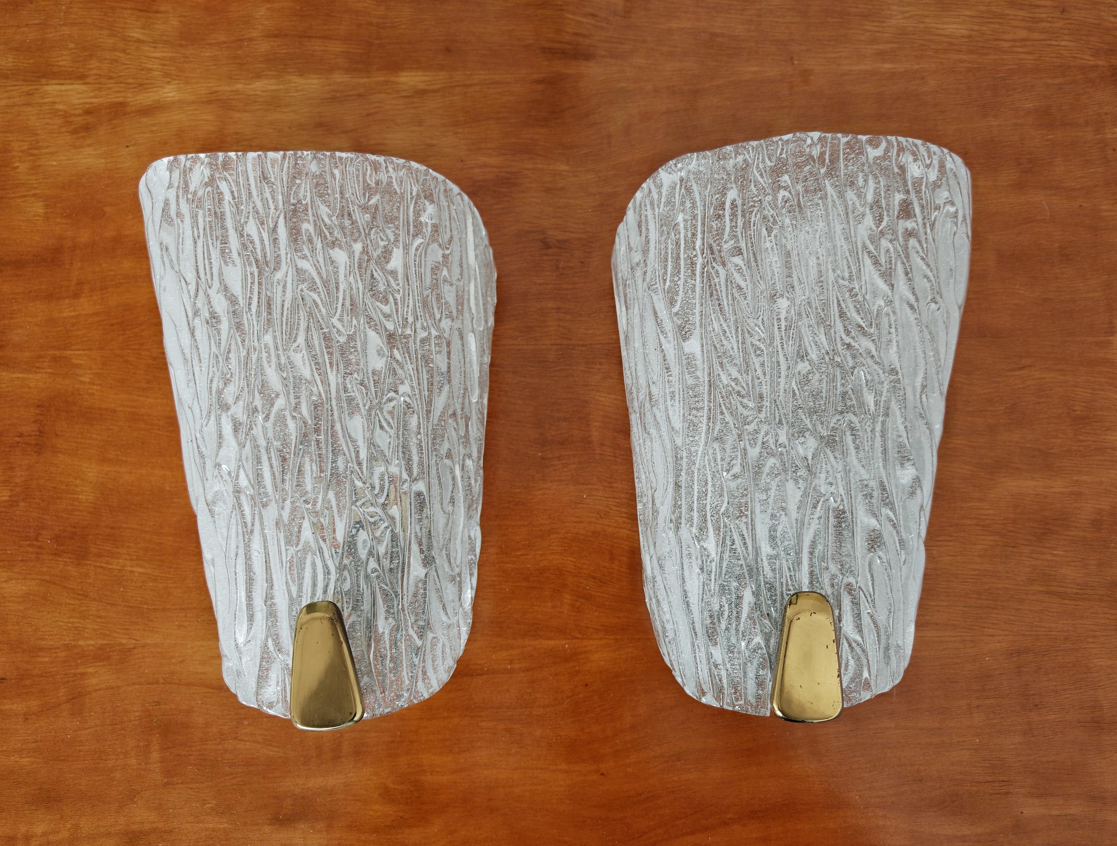 Vous trouverez dans cette liste une paire d'appliques ou de lampes murales de style moderne du milieu du siècle, en verre Murano texturé et en laiton plaqué or. Elles présentent une forme géométrique étonnante et donnent une belle lumière. Les