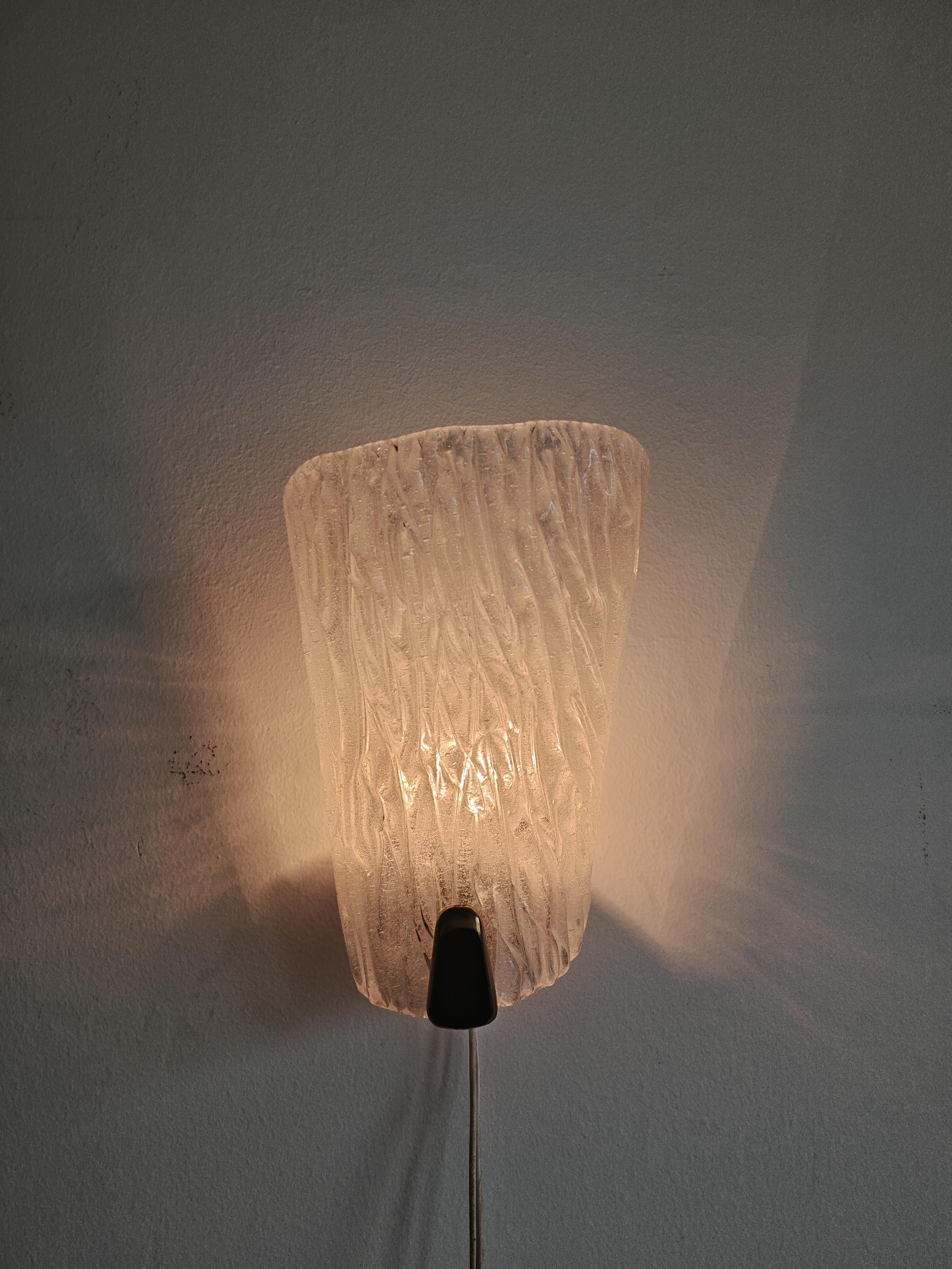 Paire d'appliques murales ou d'appliques modernes du milieu du siècle par J.T. Kalmar, Autriche, années 1960 Bon état - En vente à Beograd, RS