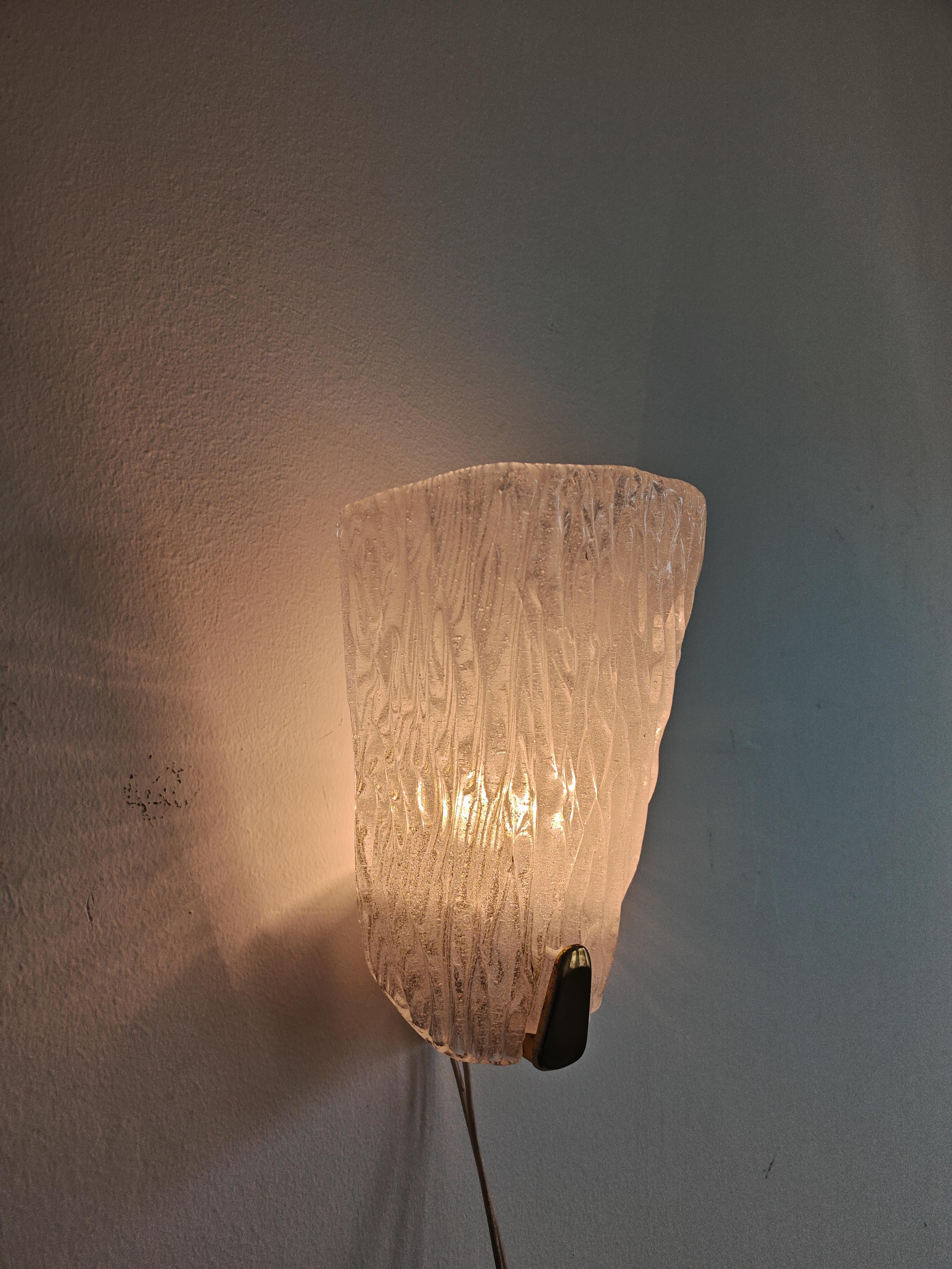 Laiton Paire d'appliques murales ou d'appliques modernes du milieu du siècle par J.T. Kalmar, Autriche, années 1960 en vente