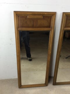 Pareja de espejos de pared modernos de mediados de siglo con incrustaciones de madera de arce