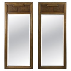 Pareja de espejos de pared modernos de mediados de siglo con incrustaciones de madera de arce