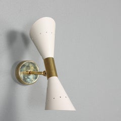 Aplique de Pared Moderno de Mitad de Siglo Doble Cónico en Latón y Tulipas Lacadas Marfil
