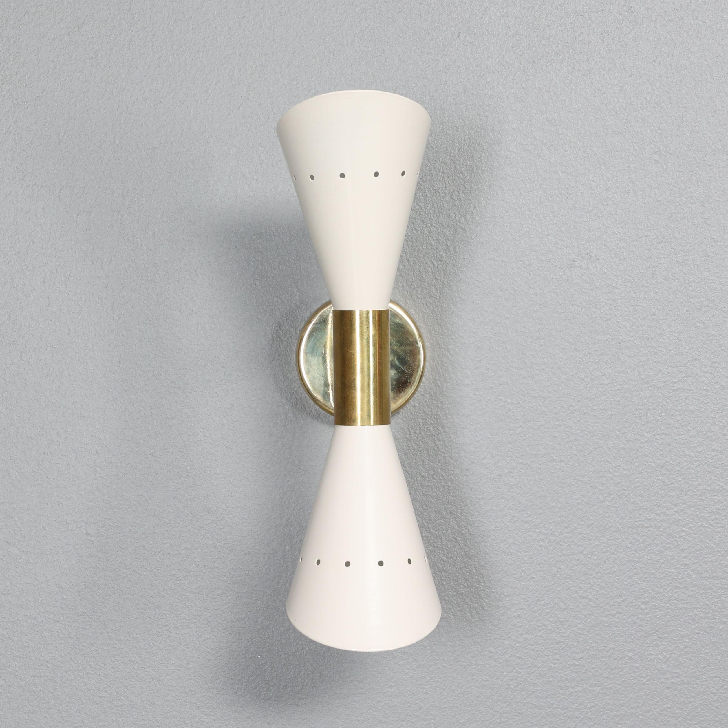 Aplique de Pared Moderno de Mitad de Siglo Doble Cónico en Latón y Tulipas Lacadas Marfil Moderno de mediados de siglo en venta