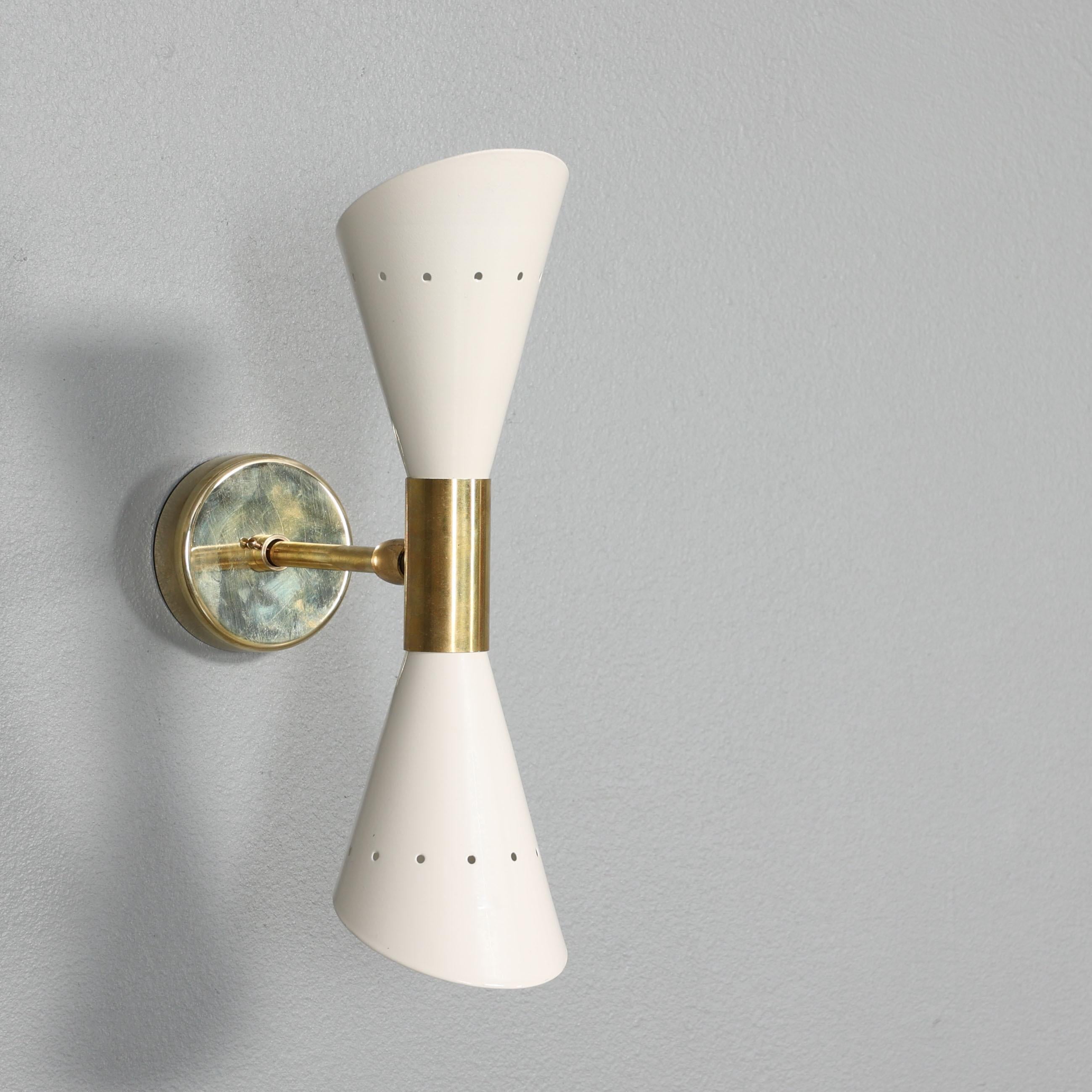 Aplique de Pared Moderno de Mitad de Siglo Doble Cónico en Latón y Tulipas Lacadas Marfil Italiano en venta