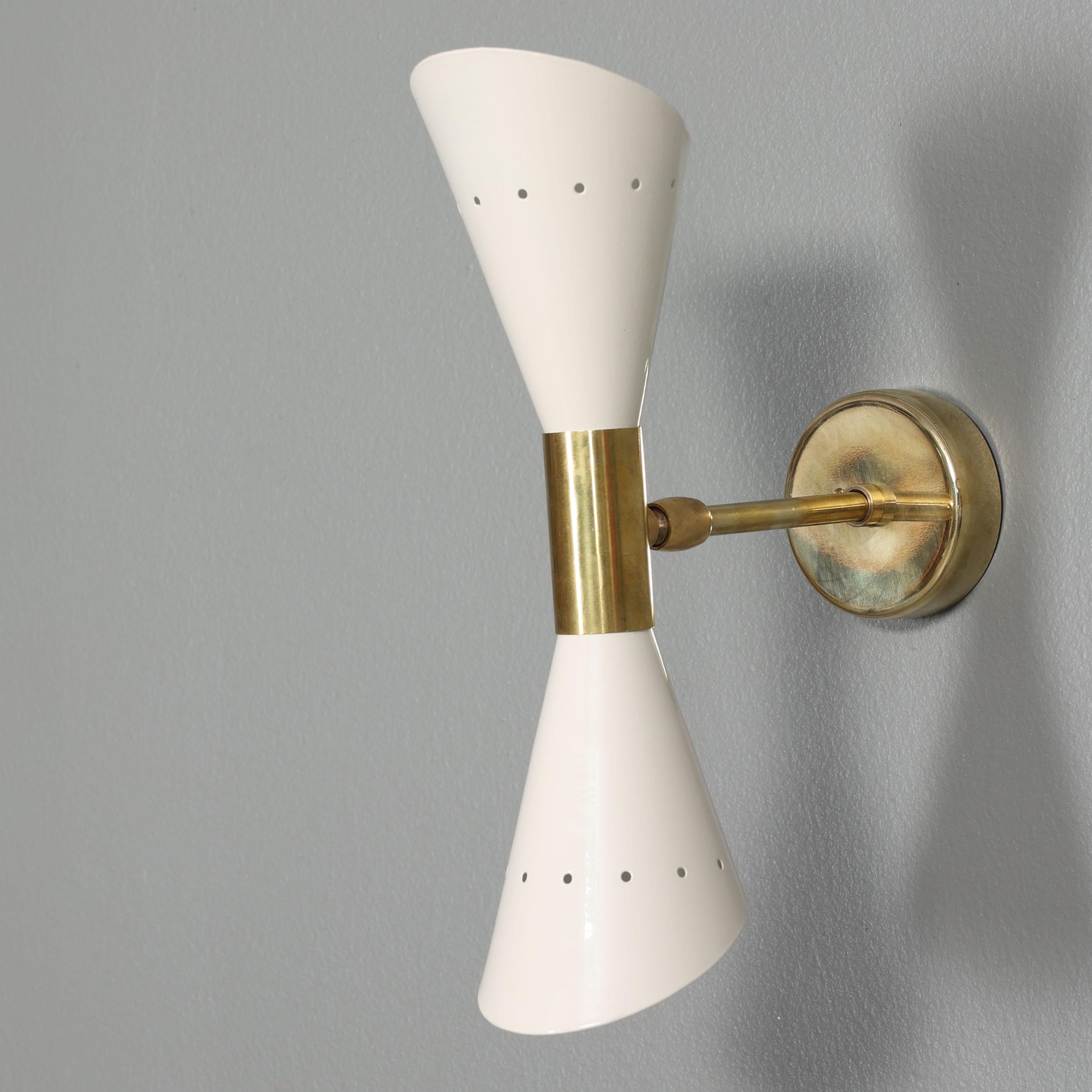 Aplique de Pared Moderno de Mitad de Siglo Doble Cónico en Latón y Tulipas Lacadas Marfil Hecho a mano en venta