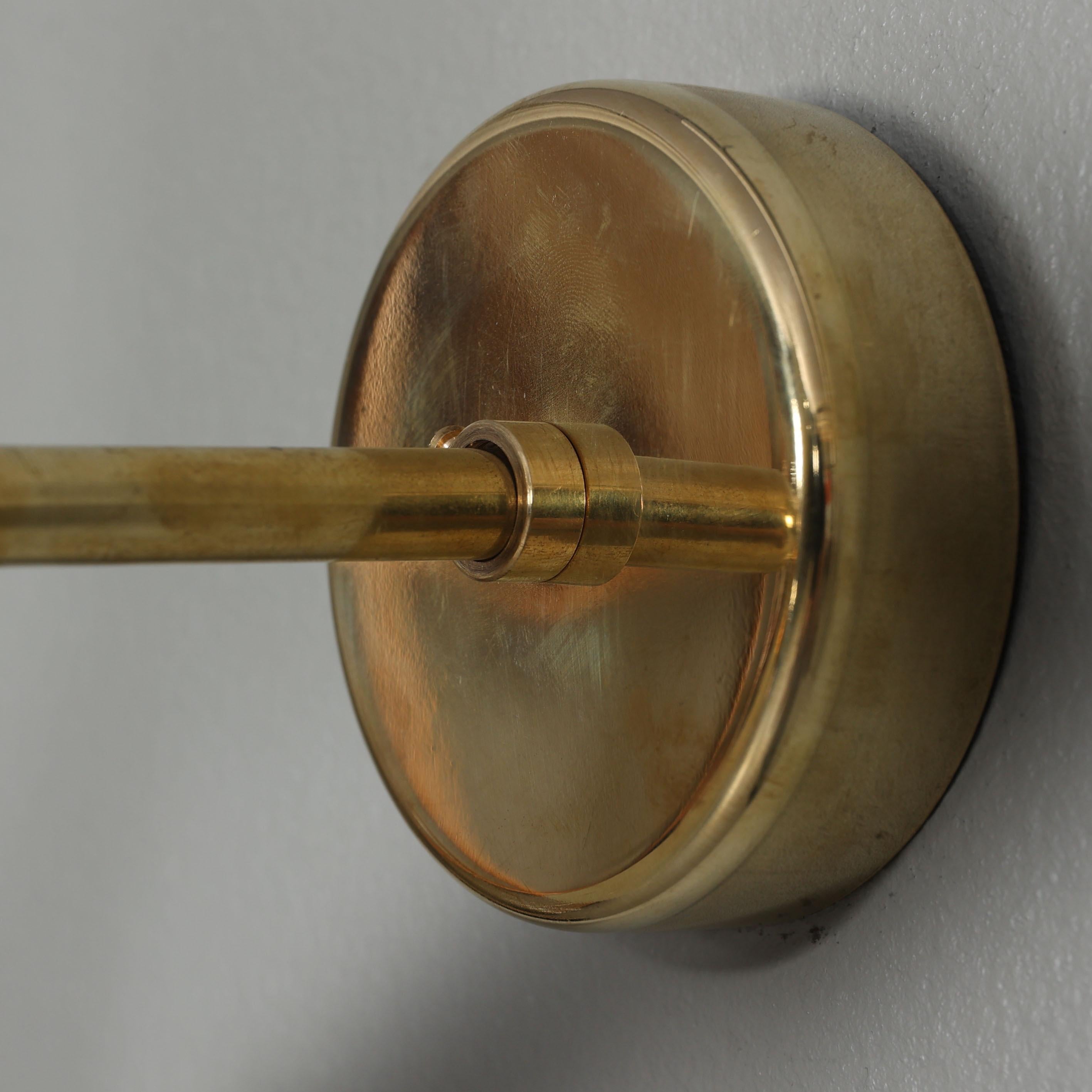 Aplique de Pared Moderno de Mitad de Siglo Doble Cónico en Latón y Tulipas Lacadas Marfil Aluminio en venta