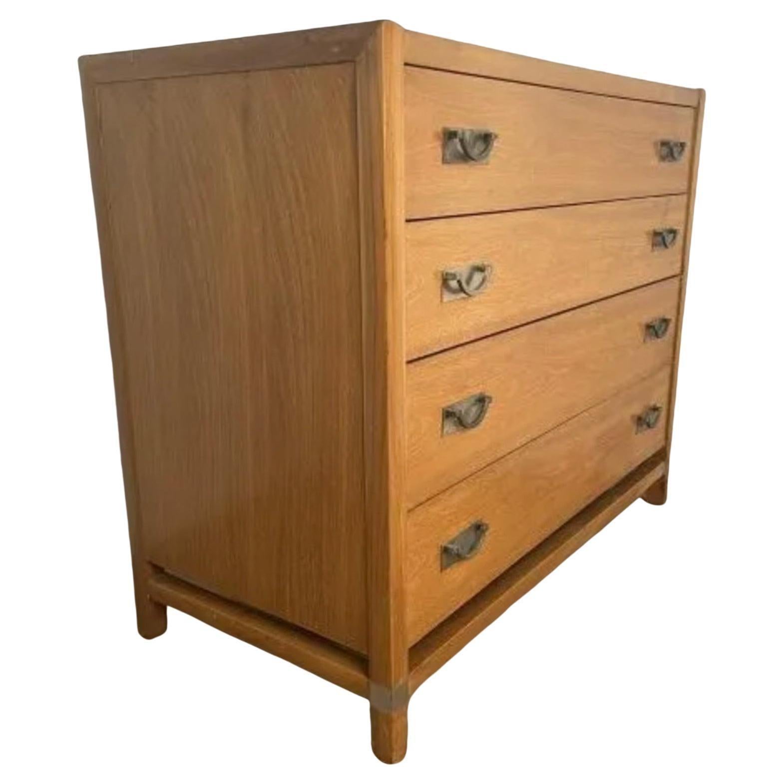 Paire de commodes en noyer de style moderne du milieu du siècle avec (4) tiroirs coulissants et les poignées et accents en nickel d'origine. Grand design classique Poignées de tirage tous les tiroirs en bois massif - construction de haute qualité.