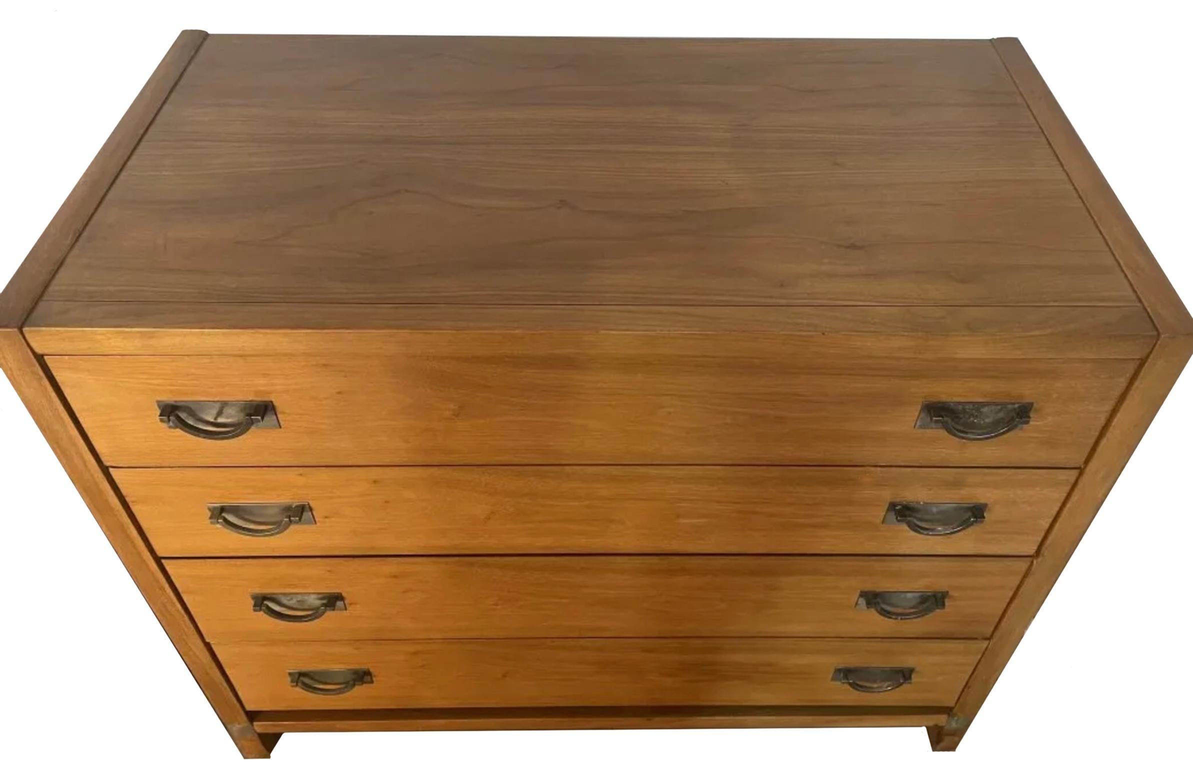 Mid-Century Modern Paire de commodes à 4 tiroirs en noyer avec poignées de tirage en nickel The Moderns en vente