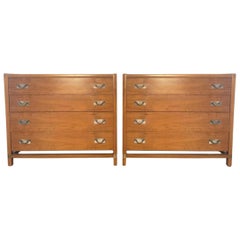 Paire de commodes à 4 tiroirs en noyer avec poignées de tirage en nickel The Moderns