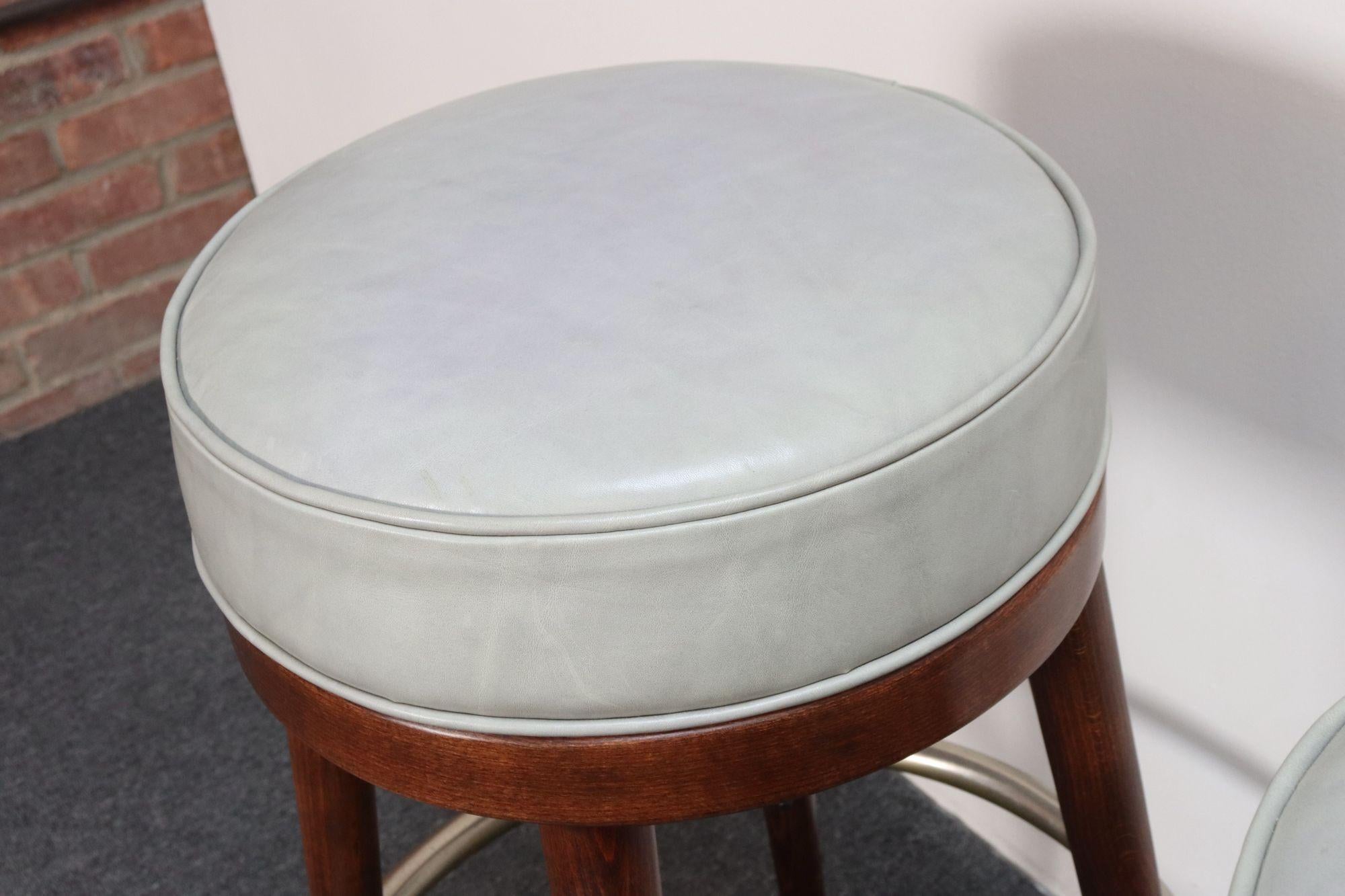 Pair of Mid-Century Modern Walnut and Brass Bar Stools with New Leather Seats en venta 3