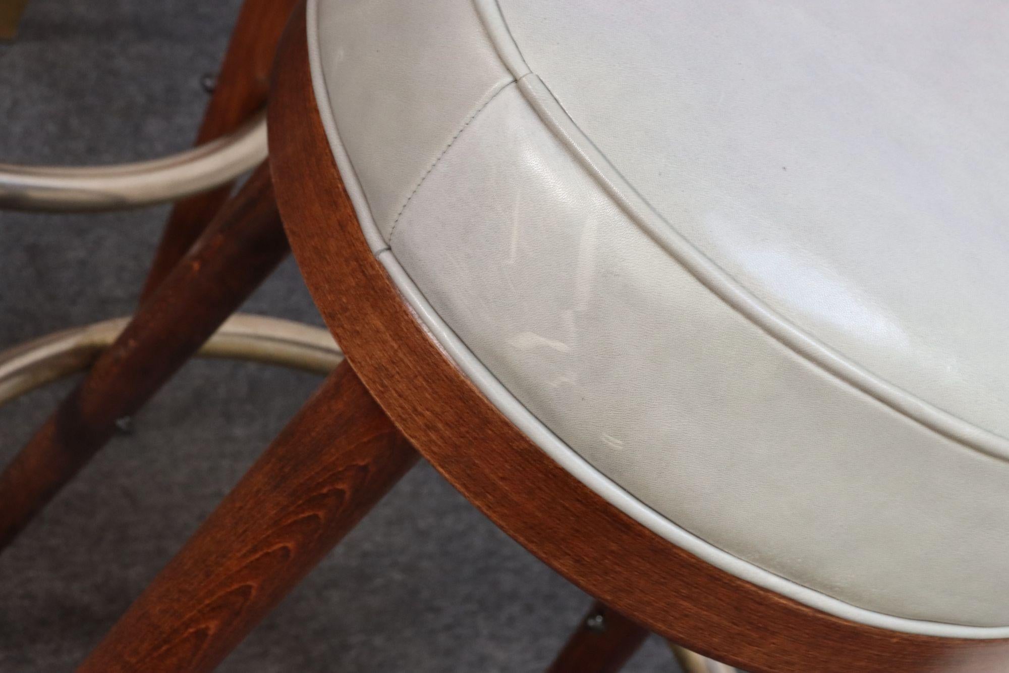 Pair of Mid-Century Modern Walnut and Brass Bar Stools with New Leather Seats en venta 4