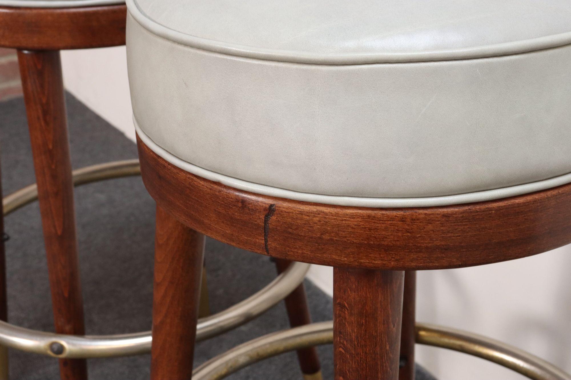 Pair of Mid-Century Modern Walnut and Brass Bar Stools with New Leather Seats en venta 5