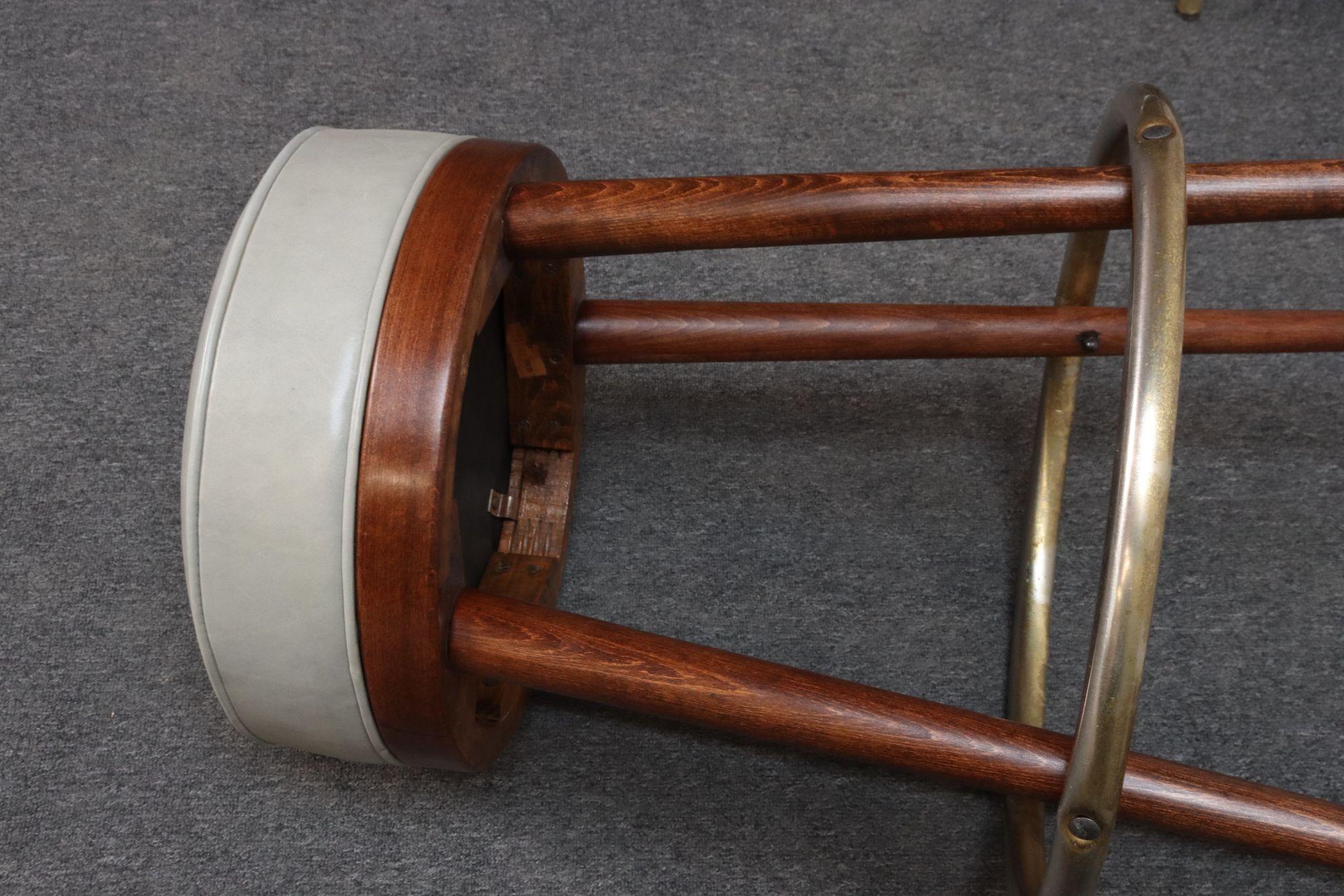 Pair of Mid-Century Modern Walnut and Brass Bar Stools with New Leather Seats en venta 6
