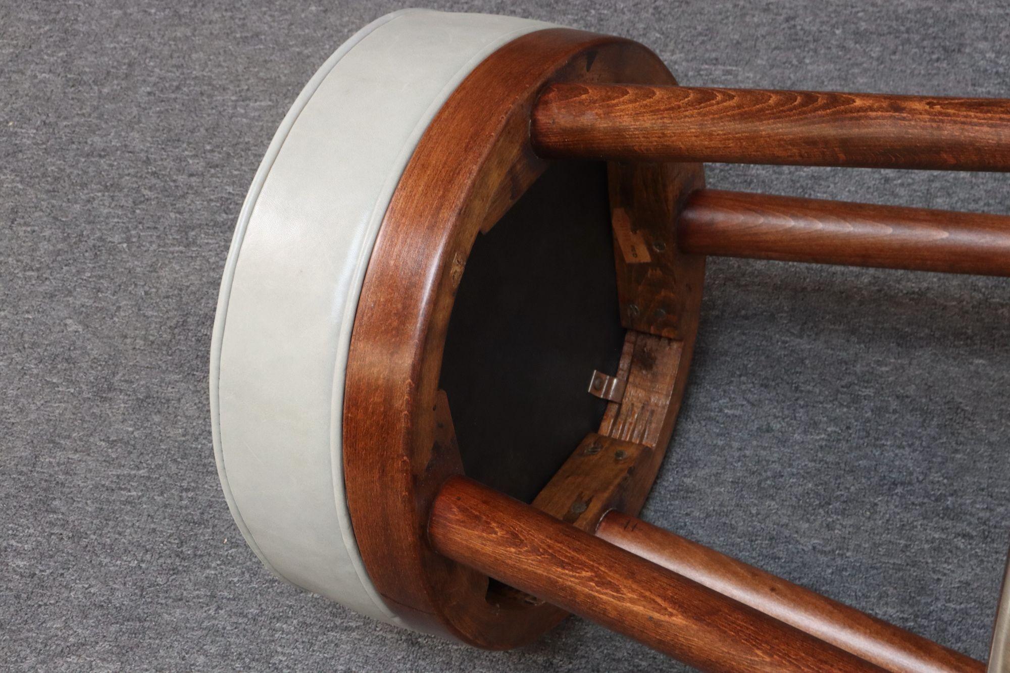 Pair of Mid-Century Modern Walnut and Brass Bar Stools with New Leather Seats en venta 7