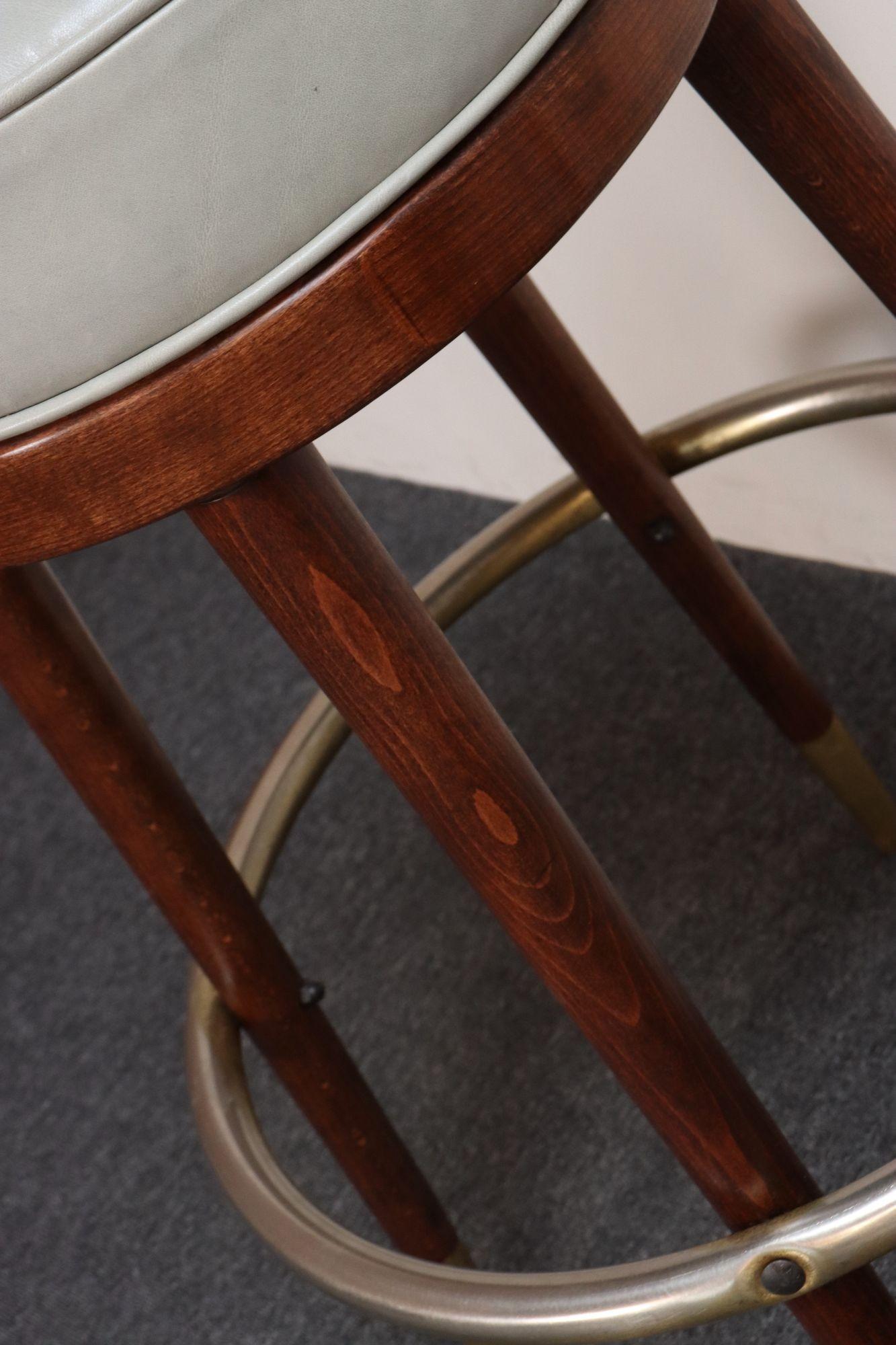 Pair of Mid-Century Modern Walnut and Brass Bar Stools with New Leather Seats en venta 8
