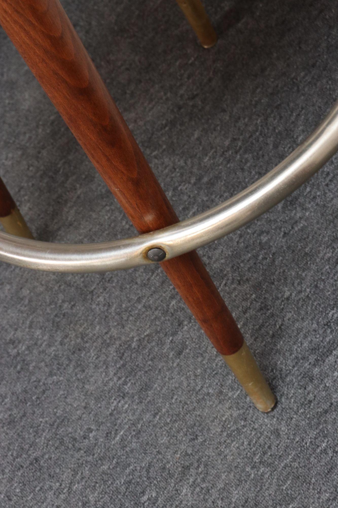 Pair of Mid-Century Modern Walnut and Brass Bar Stools with New Leather Seats en venta 9