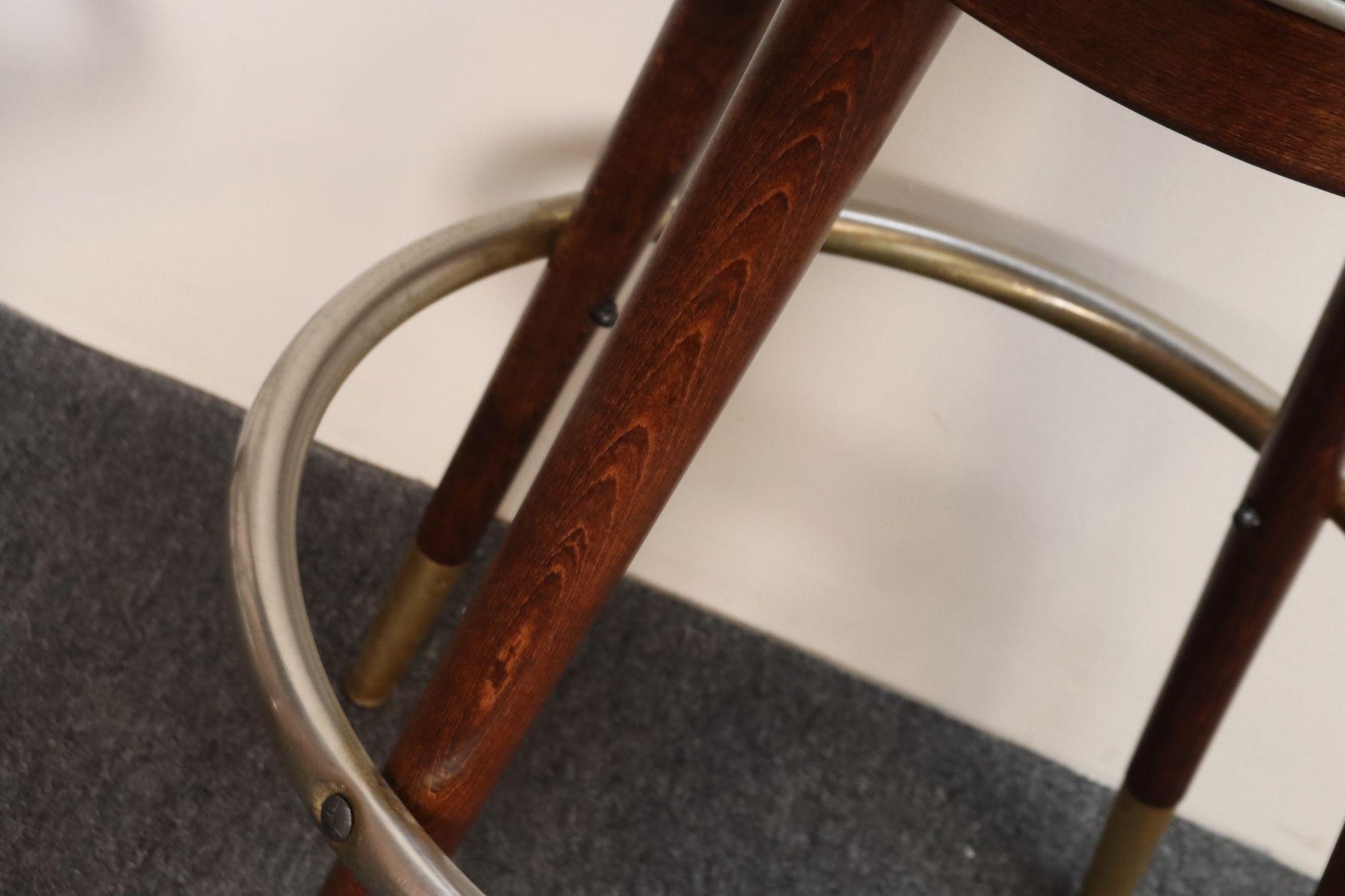 Pair of Mid-Century Modern Walnut and Brass Bar Stools with New Leather Seats en venta 10