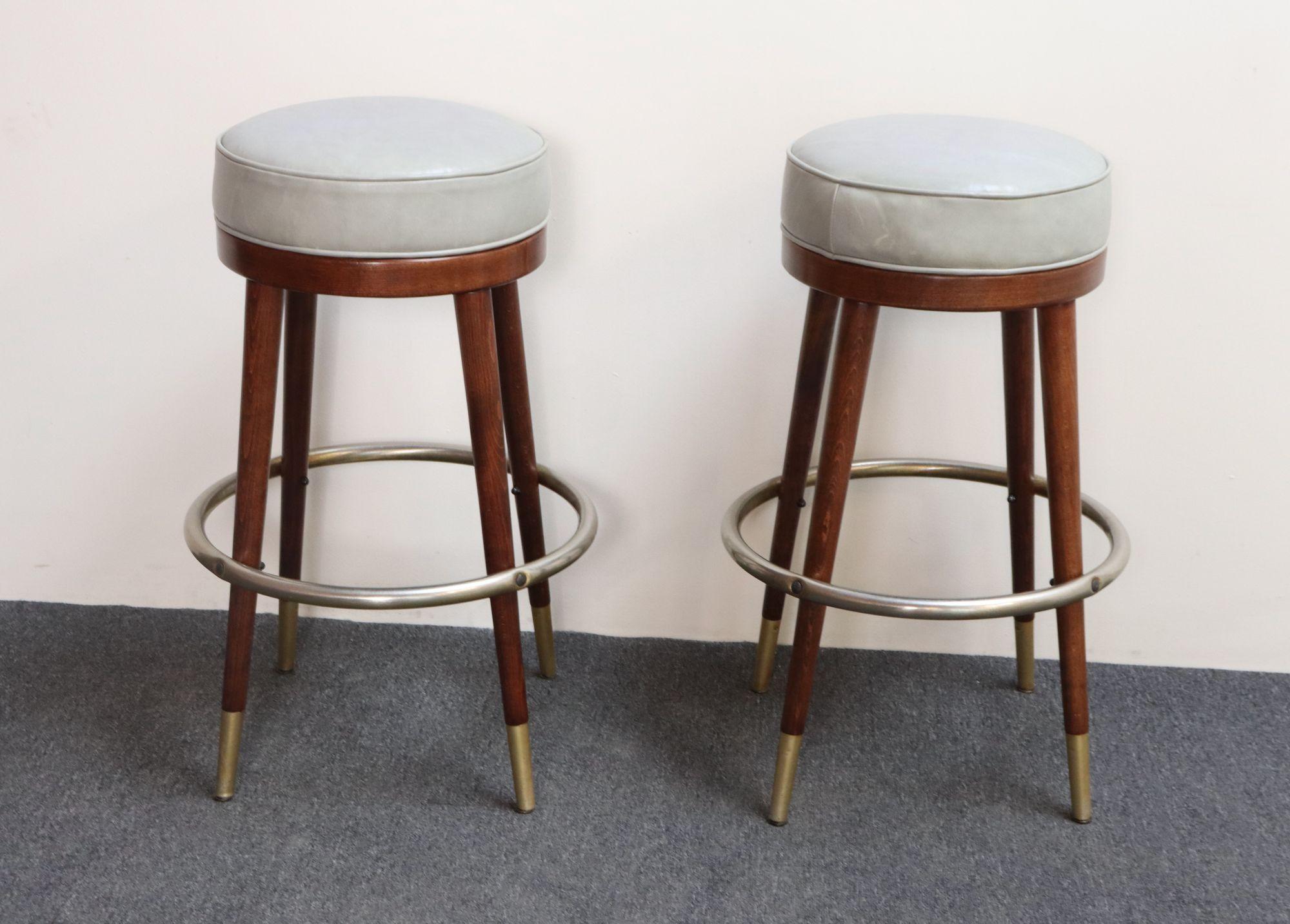 Pair of Mid-Century Modern Walnut and Brass Bar Stools with New Leather Seats Moderno de mediados de siglo en venta