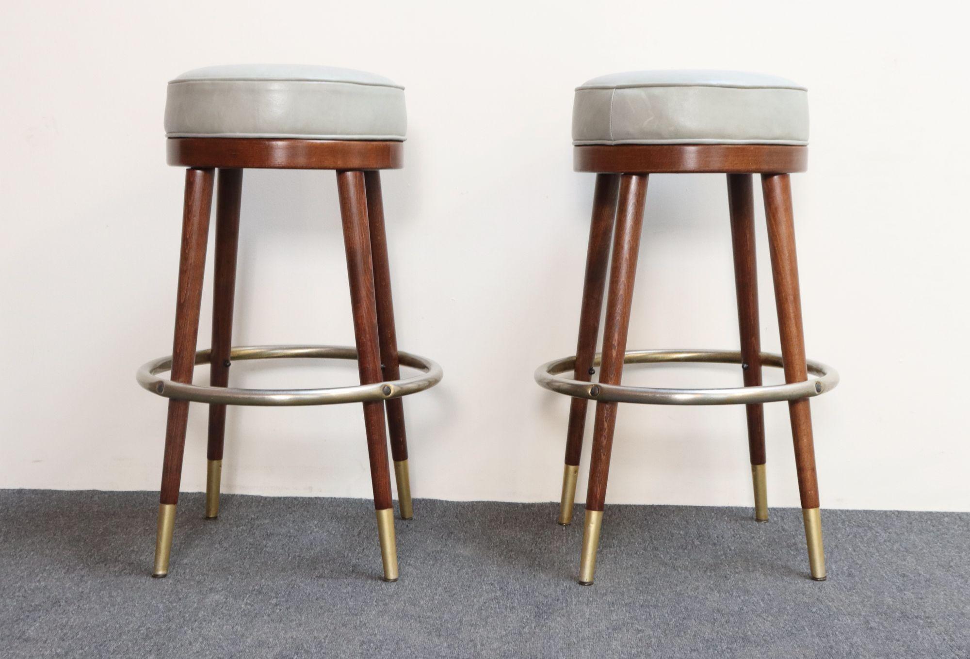 Pair of Mid-Century Modern Walnut and Brass Bar Stools with New Leather Seats Estadounidense en venta