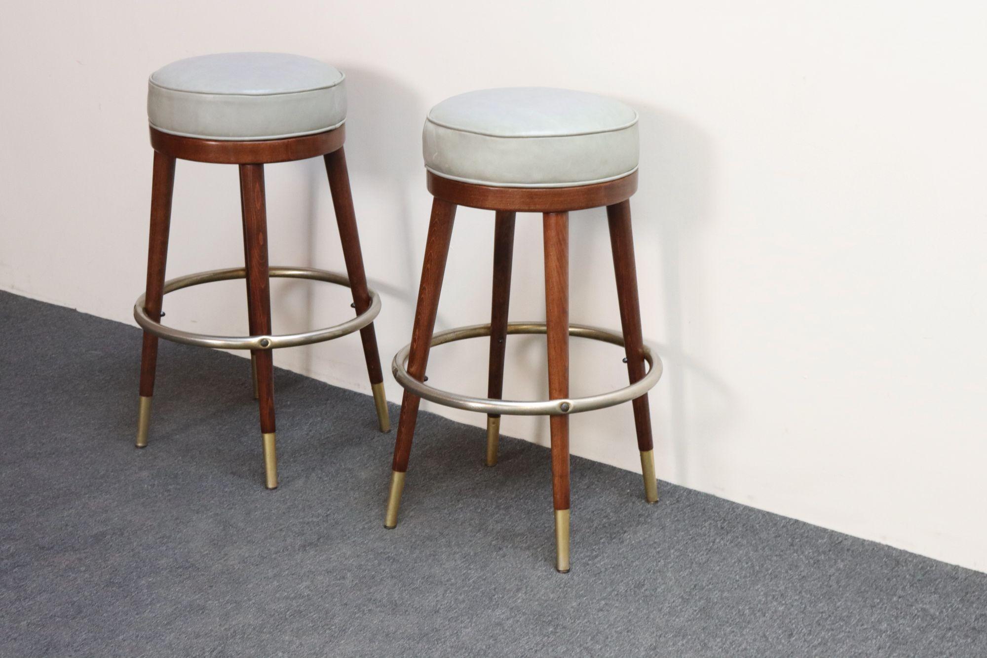 Pair of Mid-Century Modern Walnut and Brass Bar Stools with New Leather Seats en Bueno estado para la venta en Brooklyn, NY