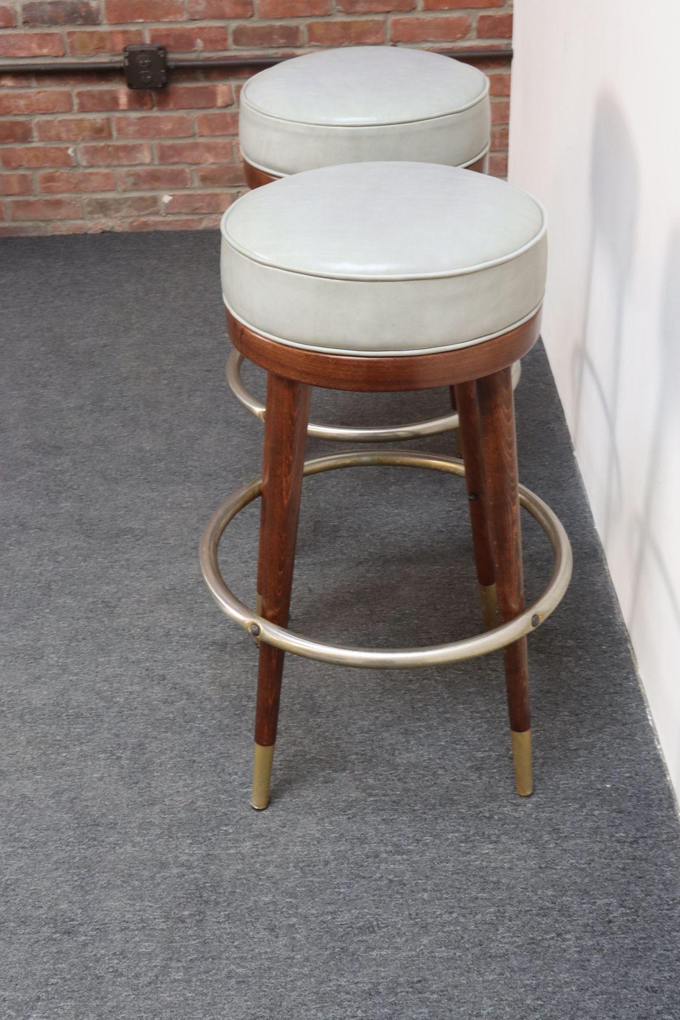 Pair of Mid-Century Modern Walnut and Brass Bar Stools with New Leather Seats mediados del siglo XX en venta