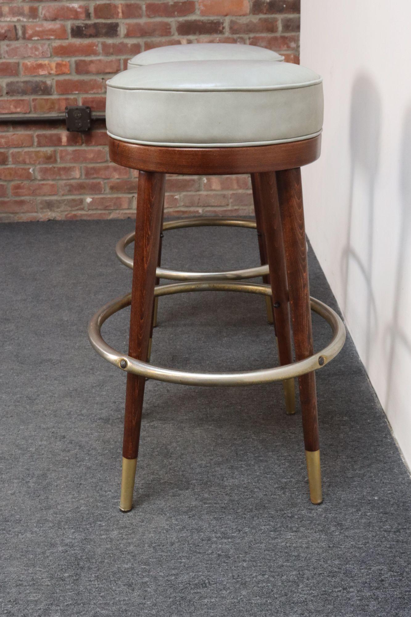 Pair of Mid-Century Modern Walnut and Brass Bar Stools with New Leather Seats Latón en venta