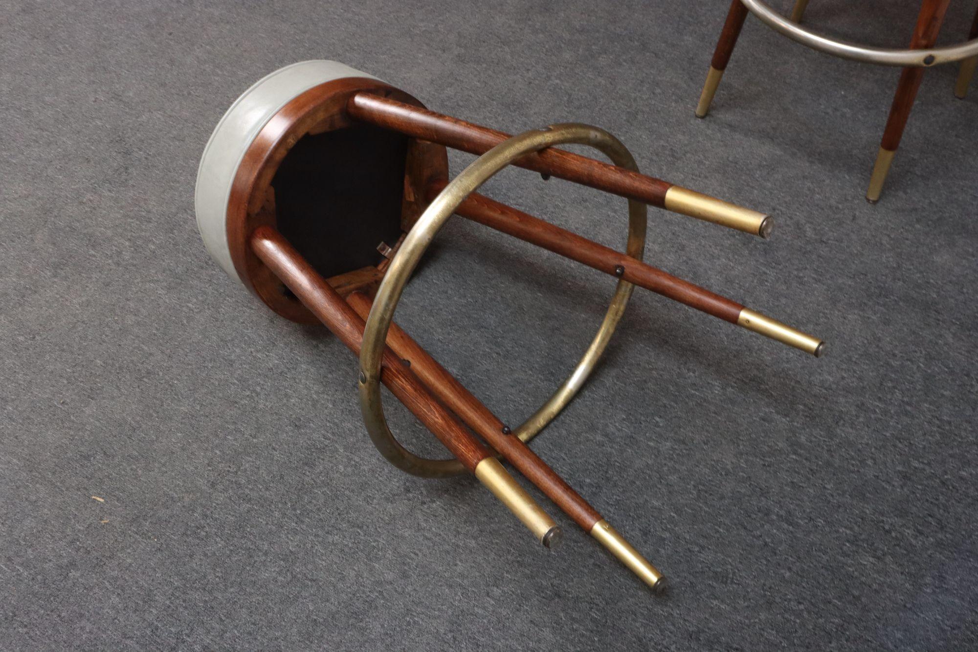 Pair of Mid-Century Modern Walnut and Brass Bar Stools with New Leather Seats en venta 1