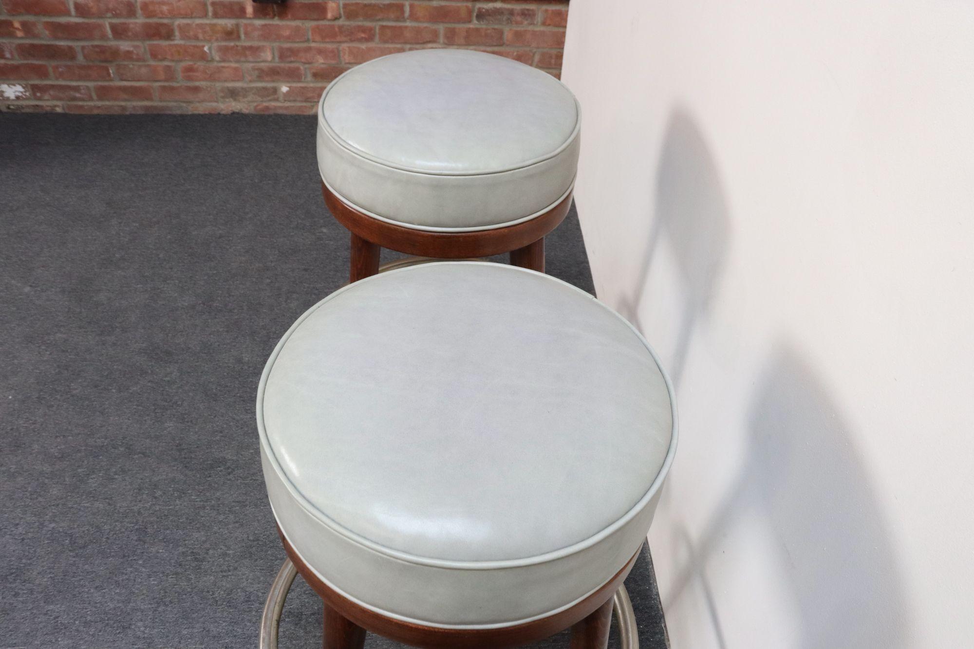 Pair of Mid-Century Modern Walnut and Brass Bar Stools with New Leather Seats en venta 2