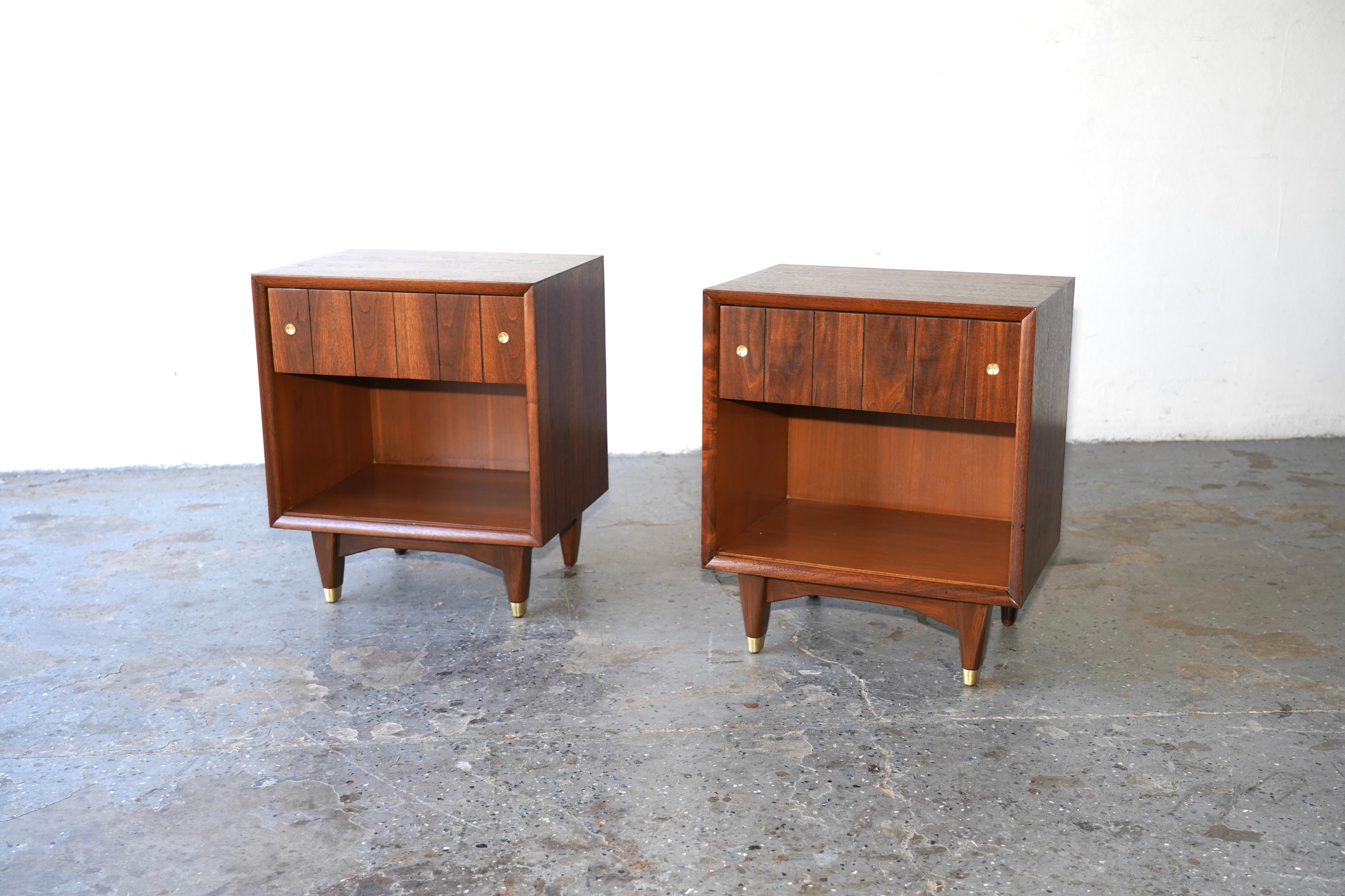 This elegant nightstand set features a refined combination of walnut with brass accents. Each 
drawer handle showcases a walnut design complemented by brass trim, contributing to the sleek aesthetic of the piece. The single-drawer configuration