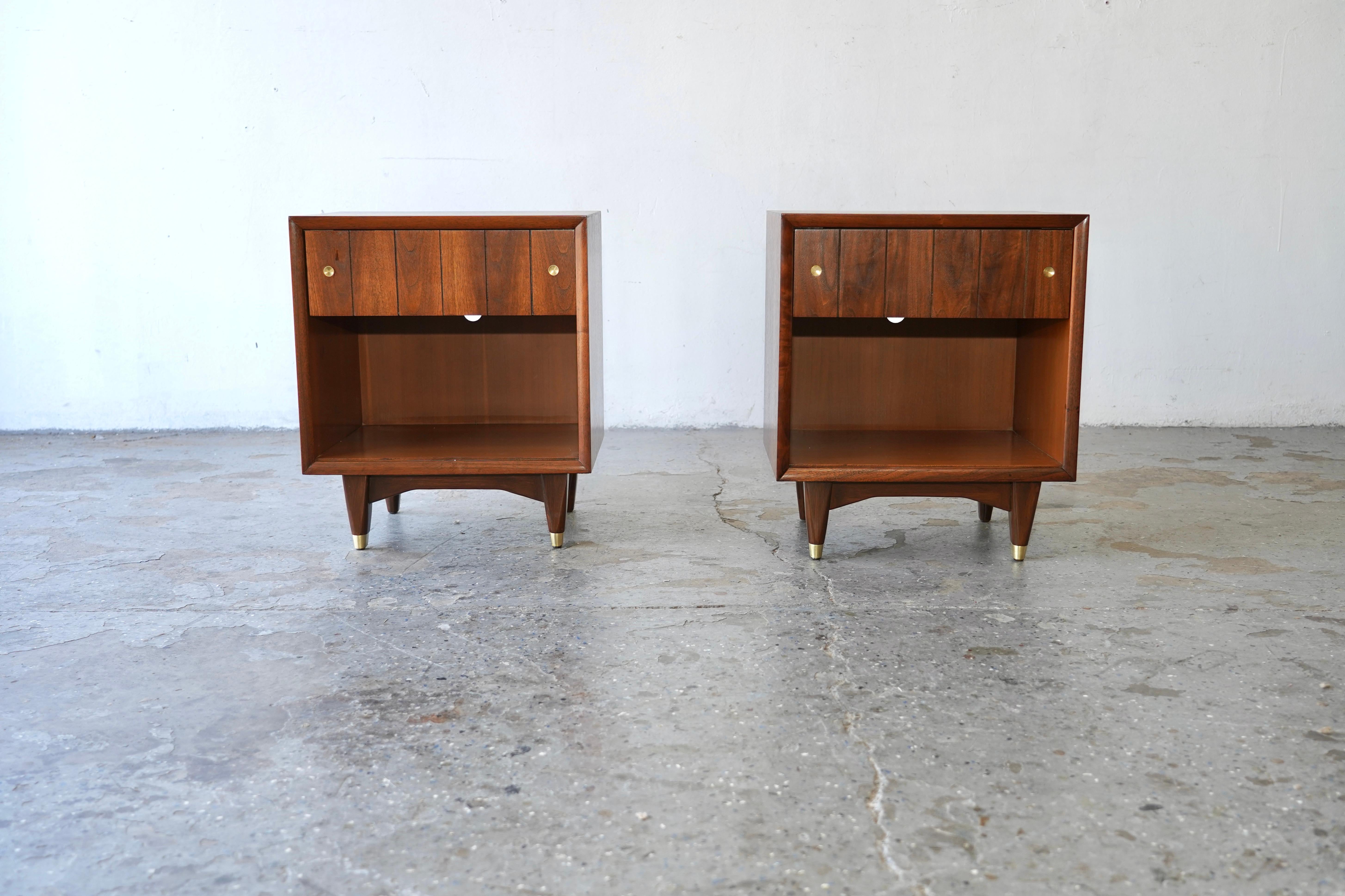 Pair of Mid-Century Modern Walnut and Brass Nightstands by Kroehler In Good Condition In Las Vegas, NV