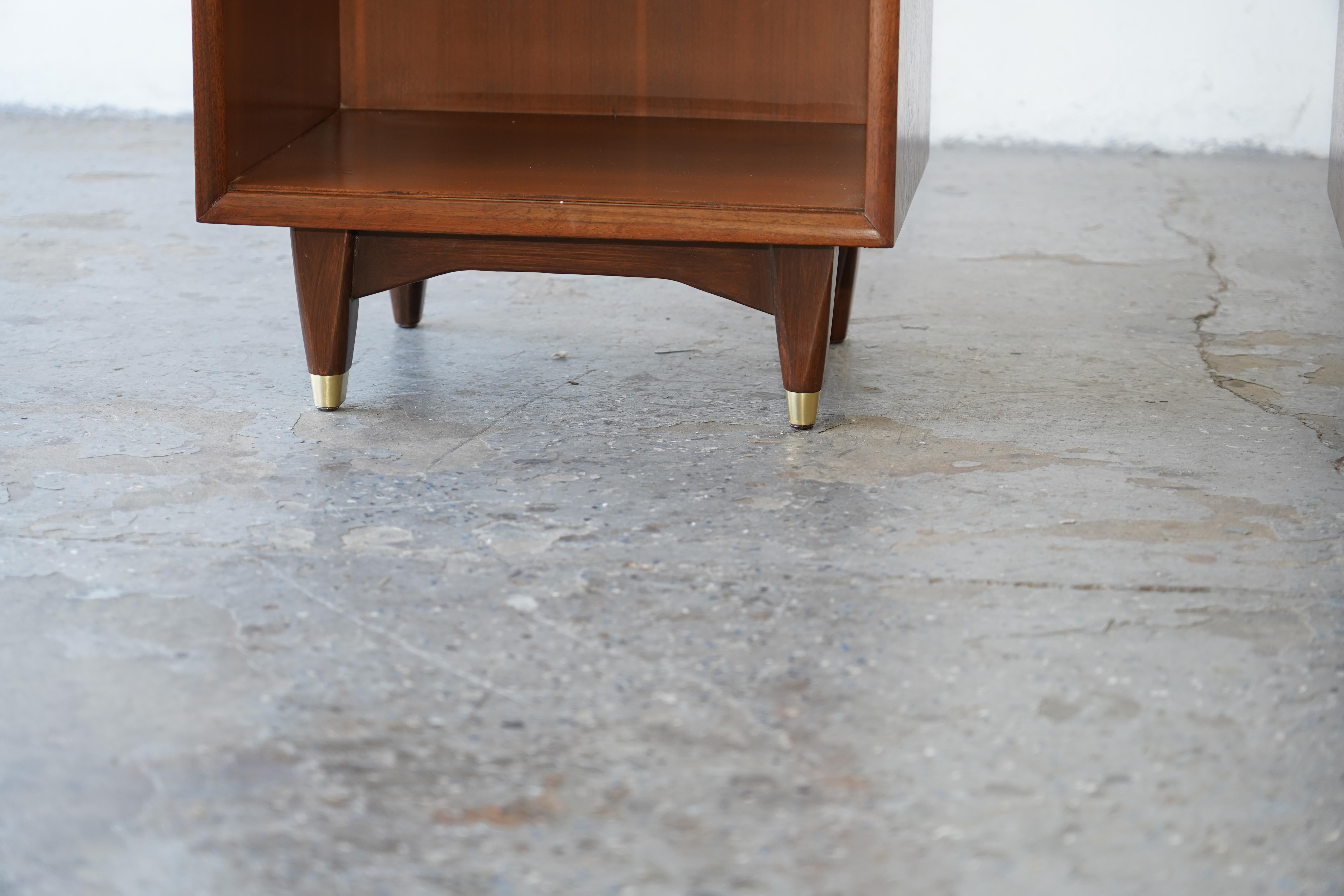 Mid-20th Century Pair of Mid-Century Modern Walnut and Brass Nightstands by Kroehler