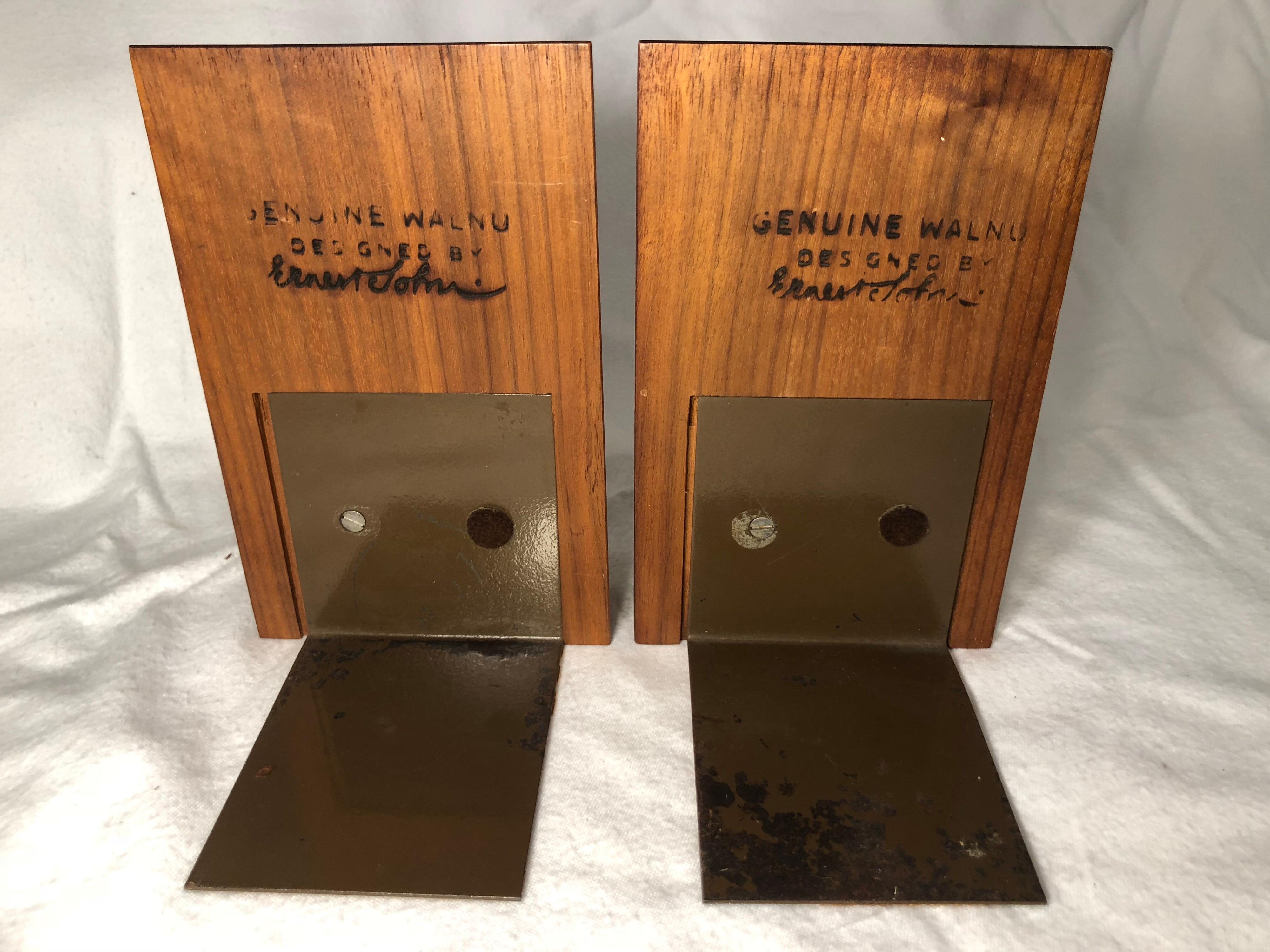 Pair of Mid-Century Modern Walnut and Enamel Bookends by Ernest John In Good Condition For Sale In Redding, CT