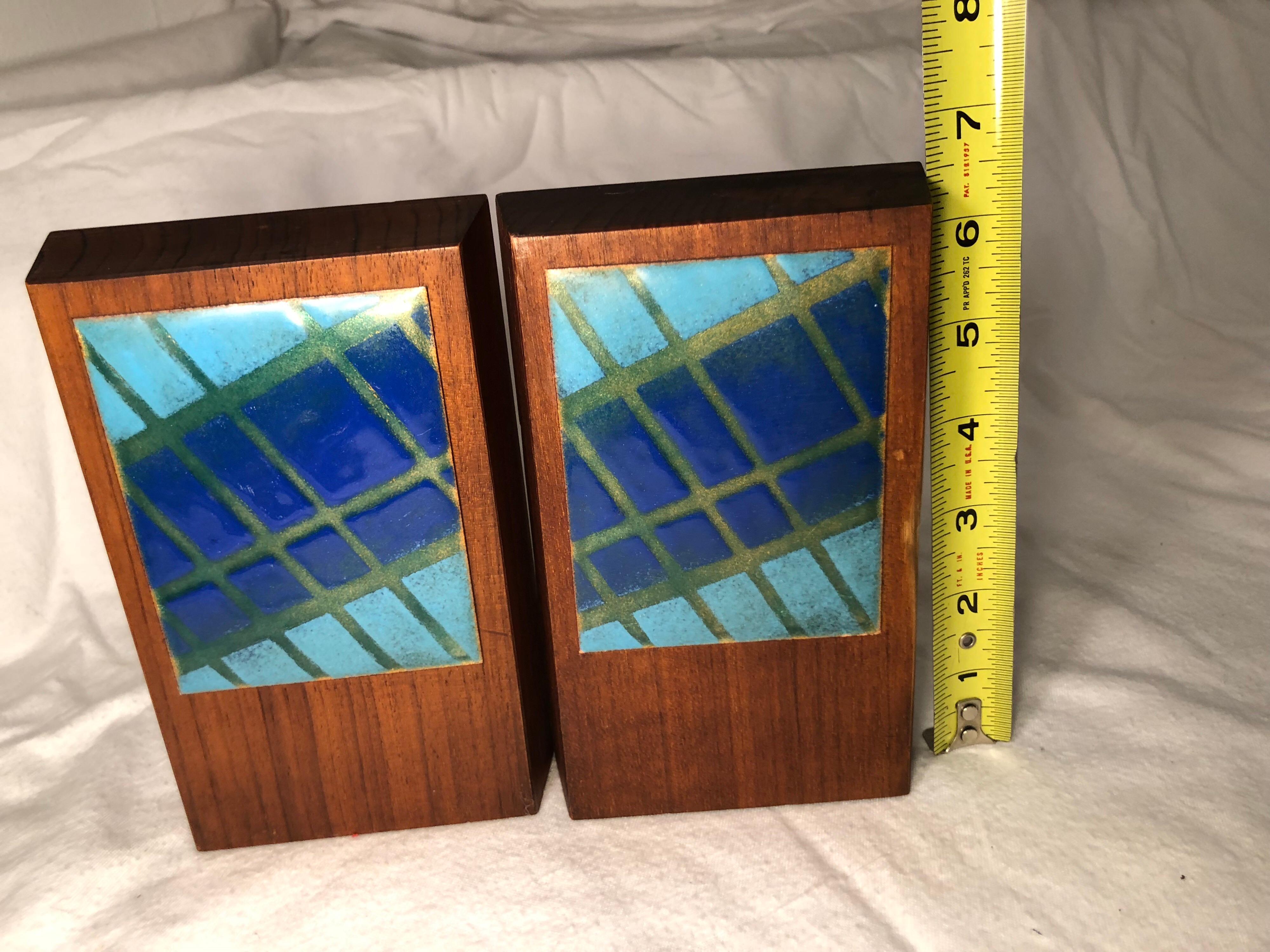 Pair of Mid-Century Modern Walnut and Enamel Bookends by Ernest John For Sale 1