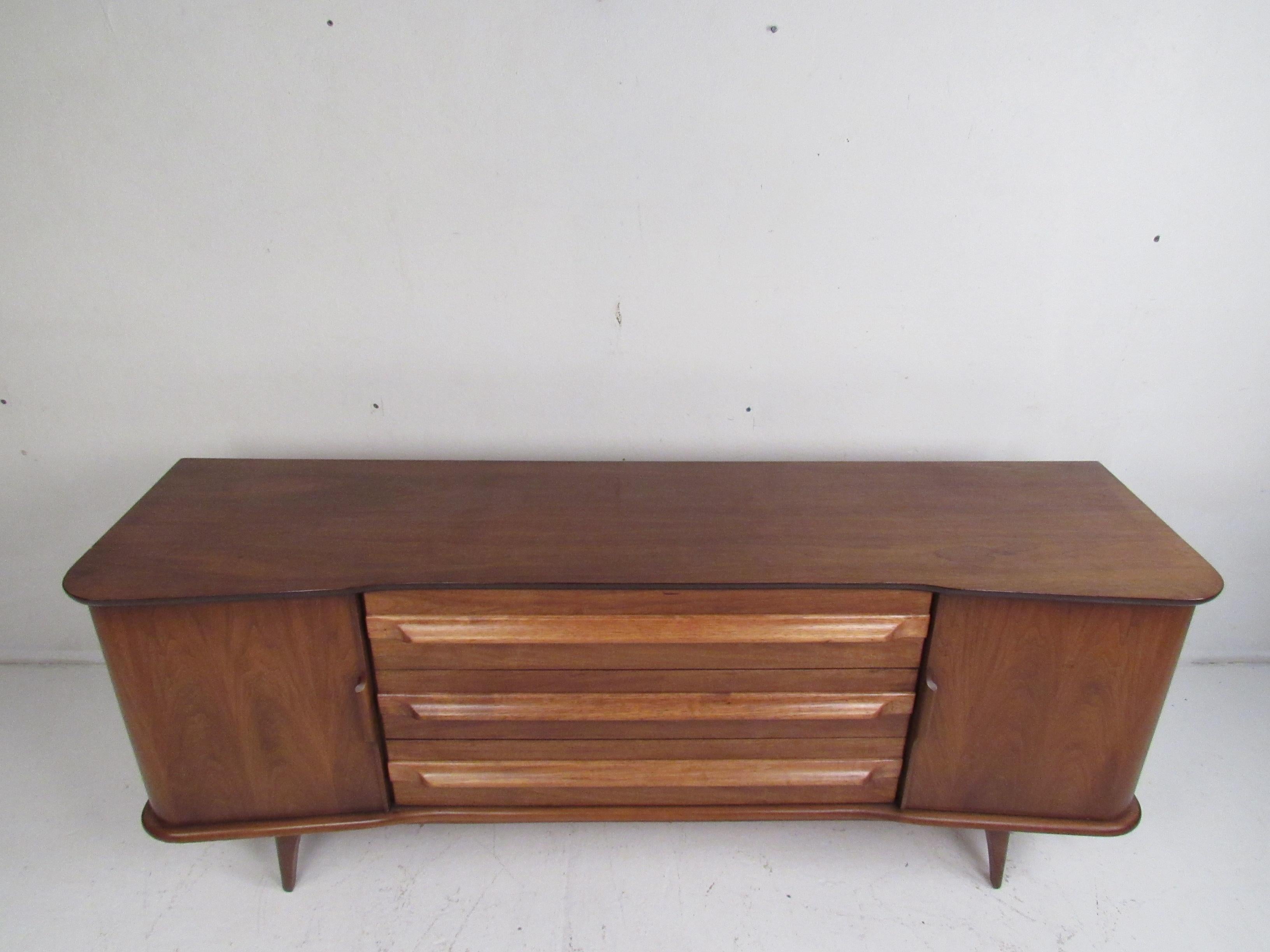 Pair of Mid-Century Modern Walnut and Oak Dressers In Good Condition In Brooklyn, NY