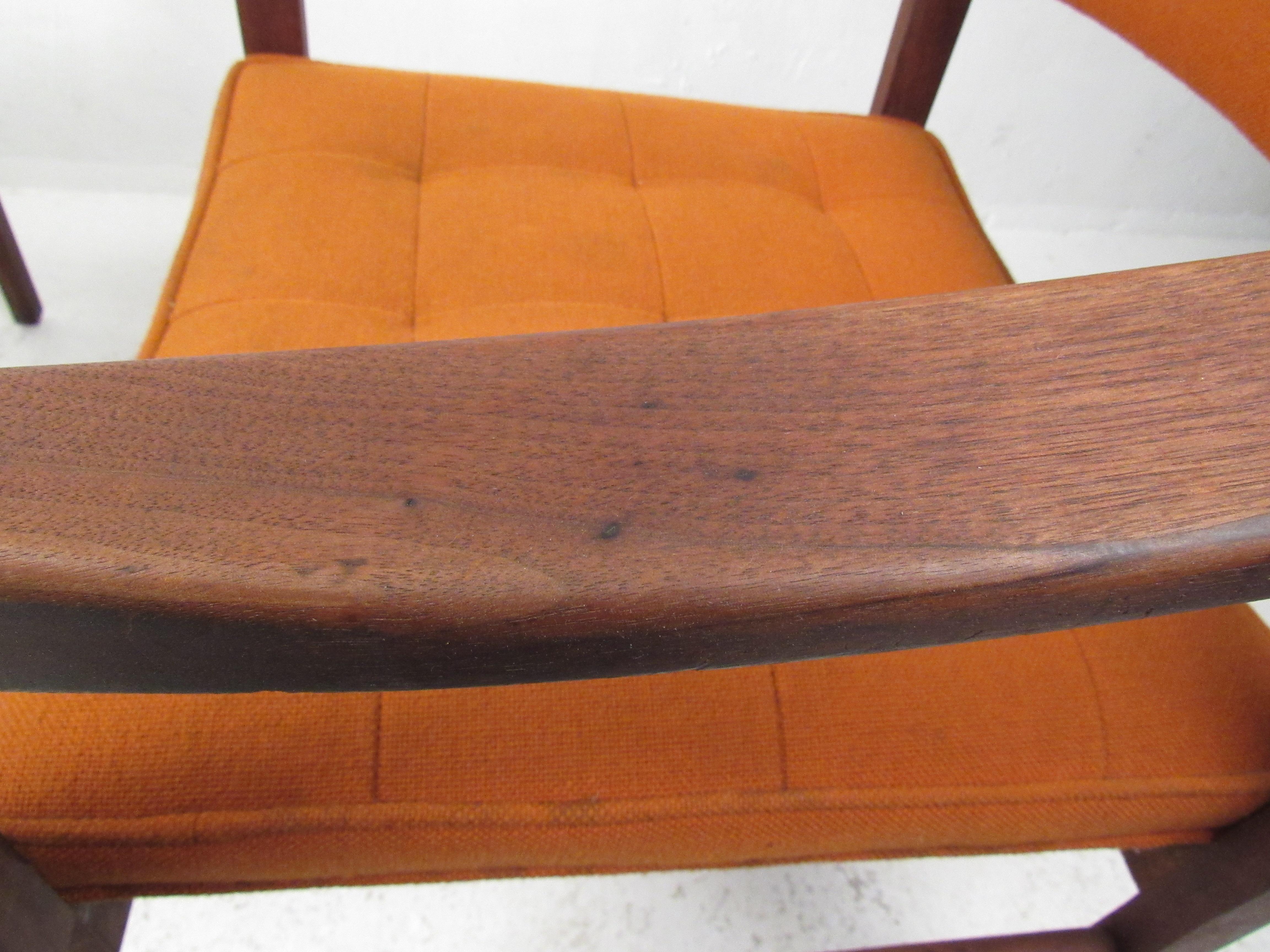 Coppia di poltrone in legno di noce della modernità di metà secolo in vendita 5