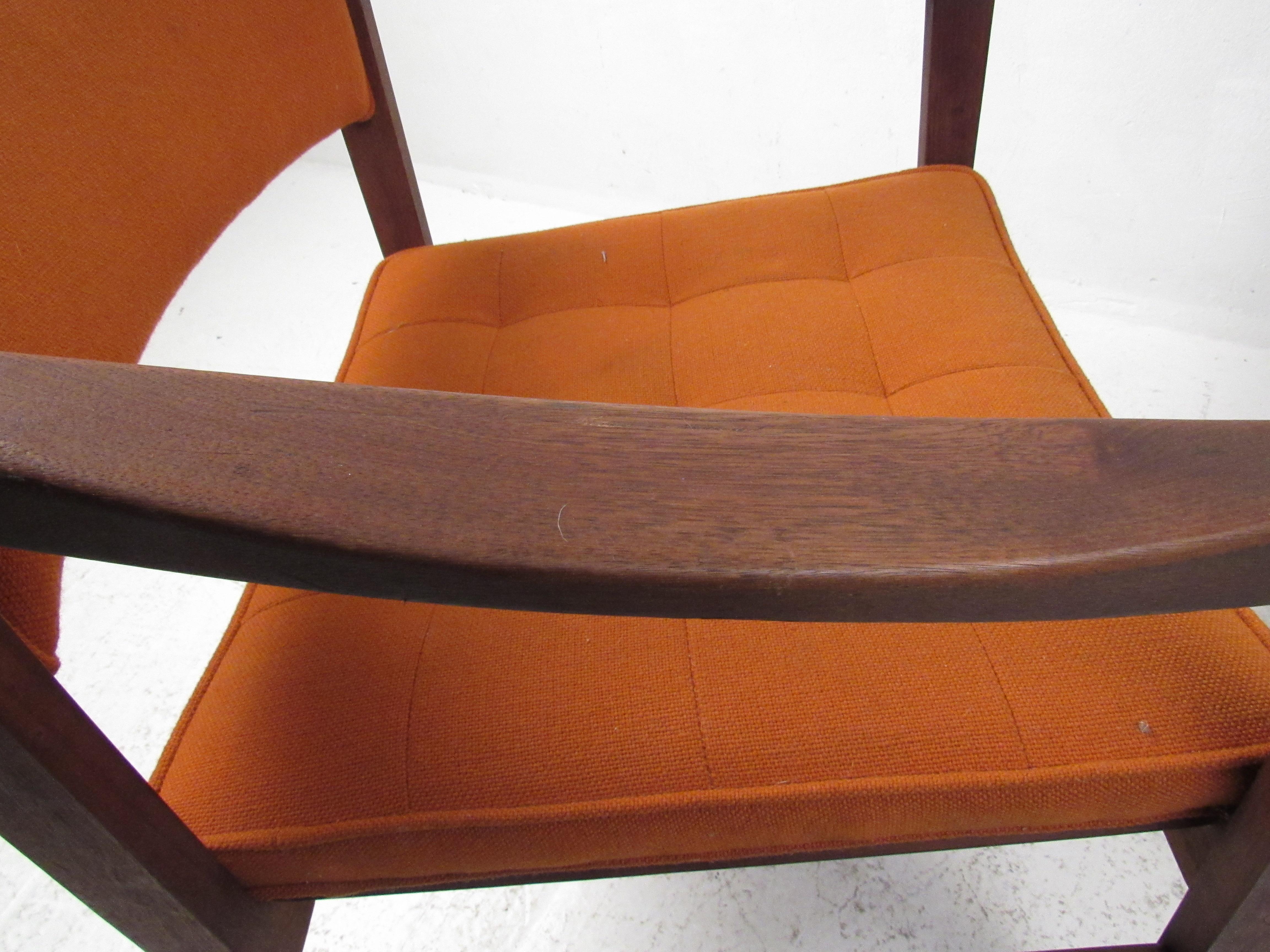 Paar moderne Nussbaum-Sessel aus der Jahrhundertmitte im Angebot 6
