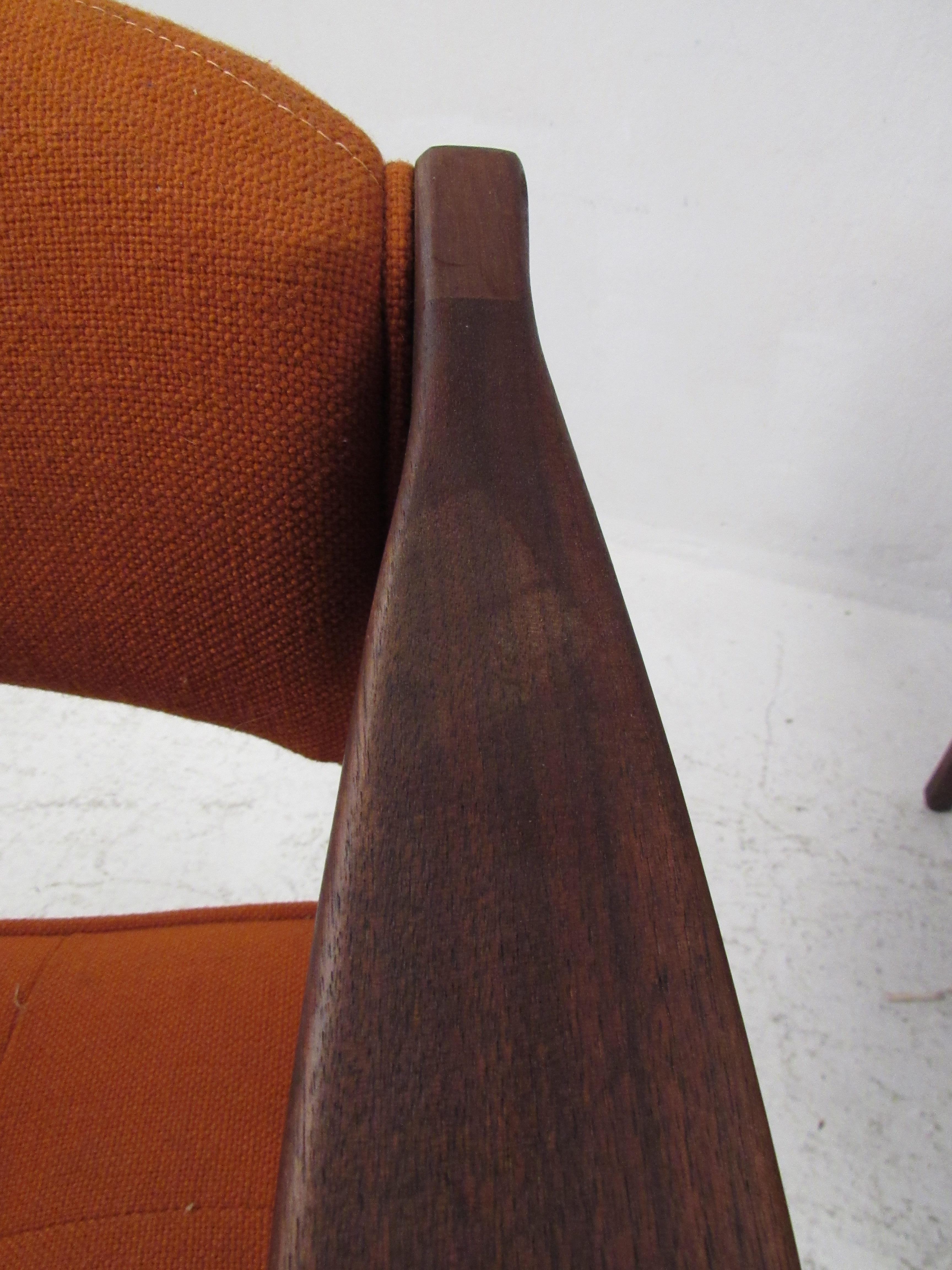 Paar moderne Nussbaum-Sessel aus der Jahrhundertmitte im Angebot 7