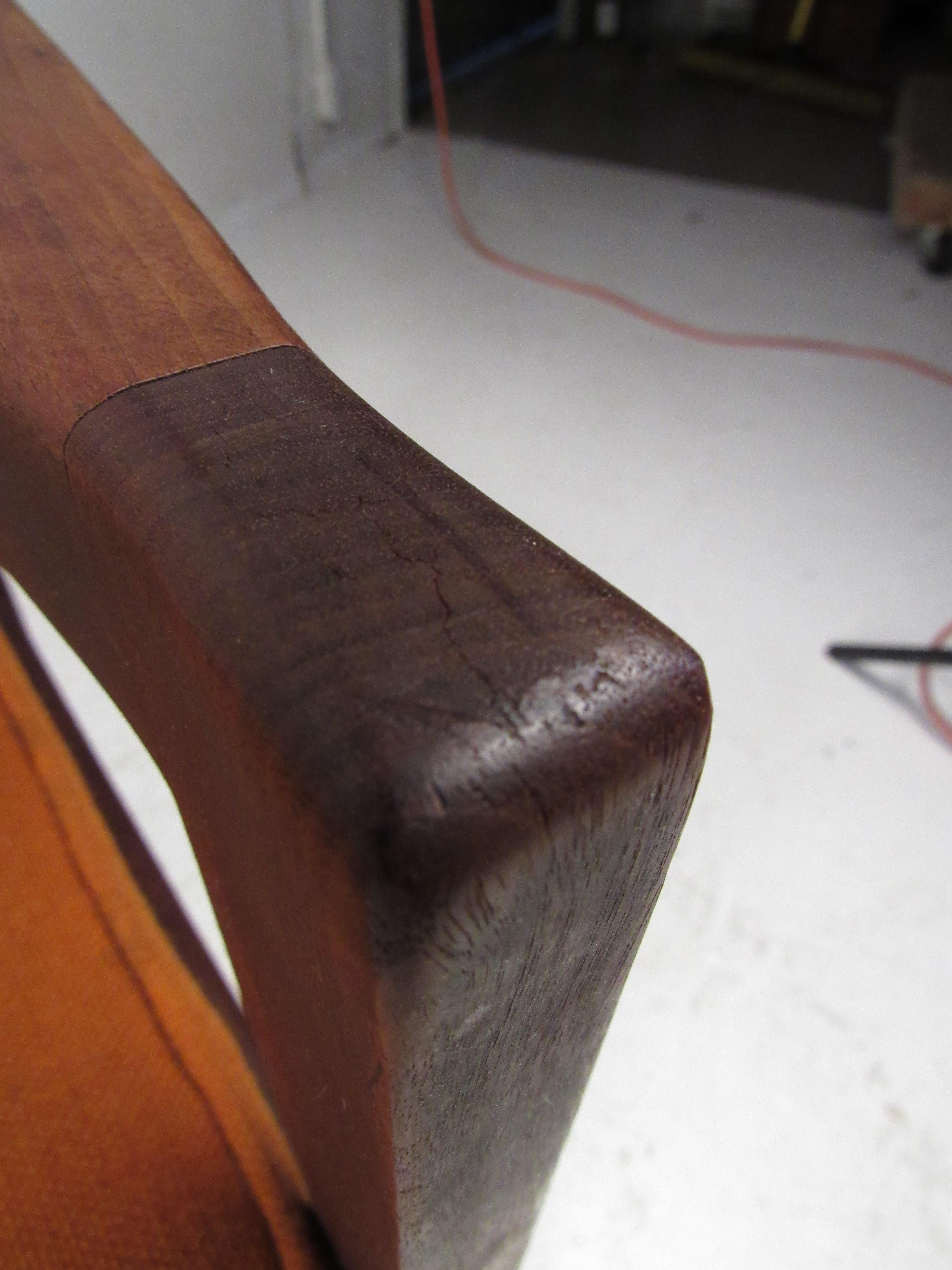 Coppia di poltrone in legno di noce della modernità di metà secolo in vendita 9