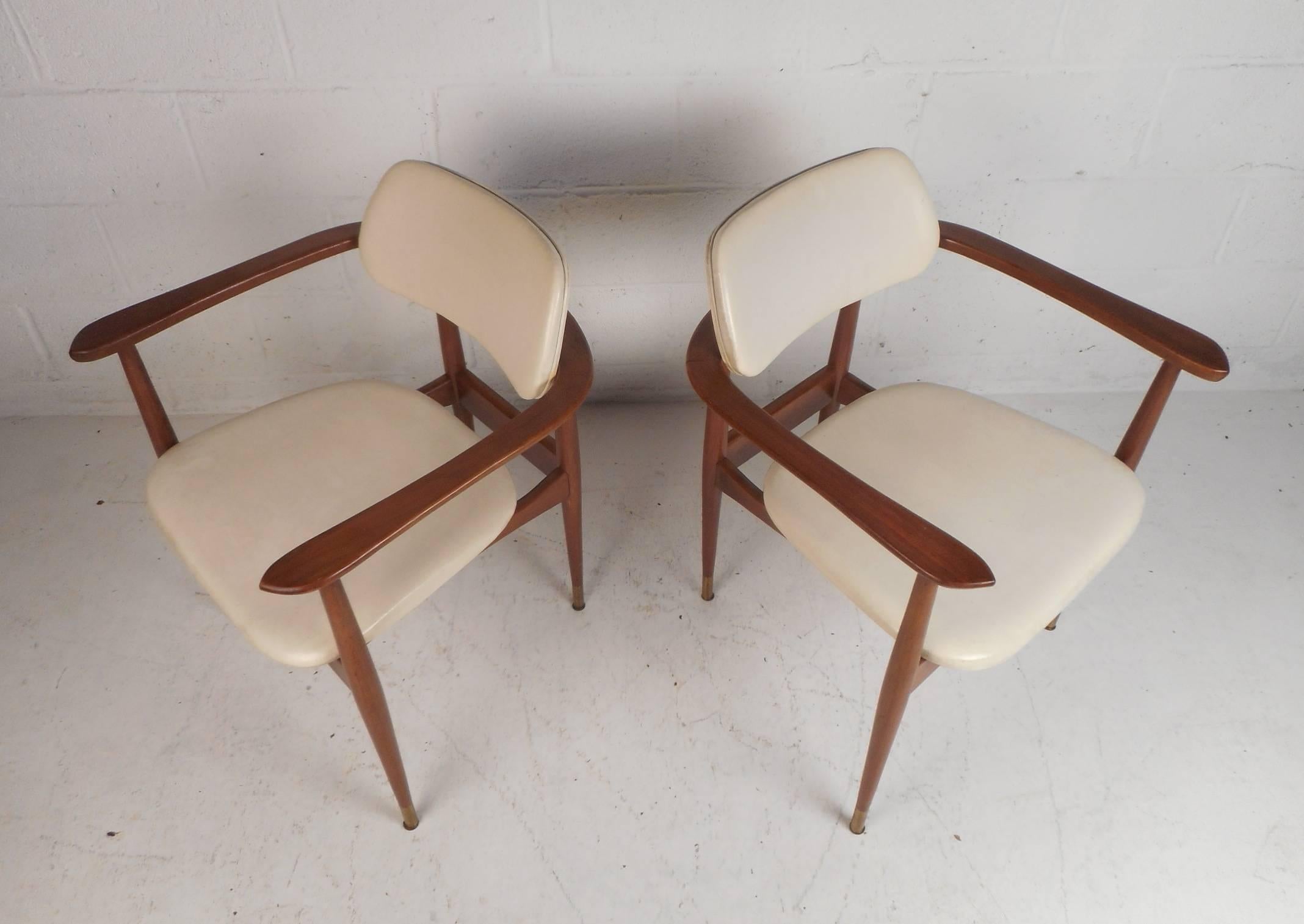 Pair of Mid-Century Modern Walnut Armchairs In Good Condition For Sale In Brooklyn, NY