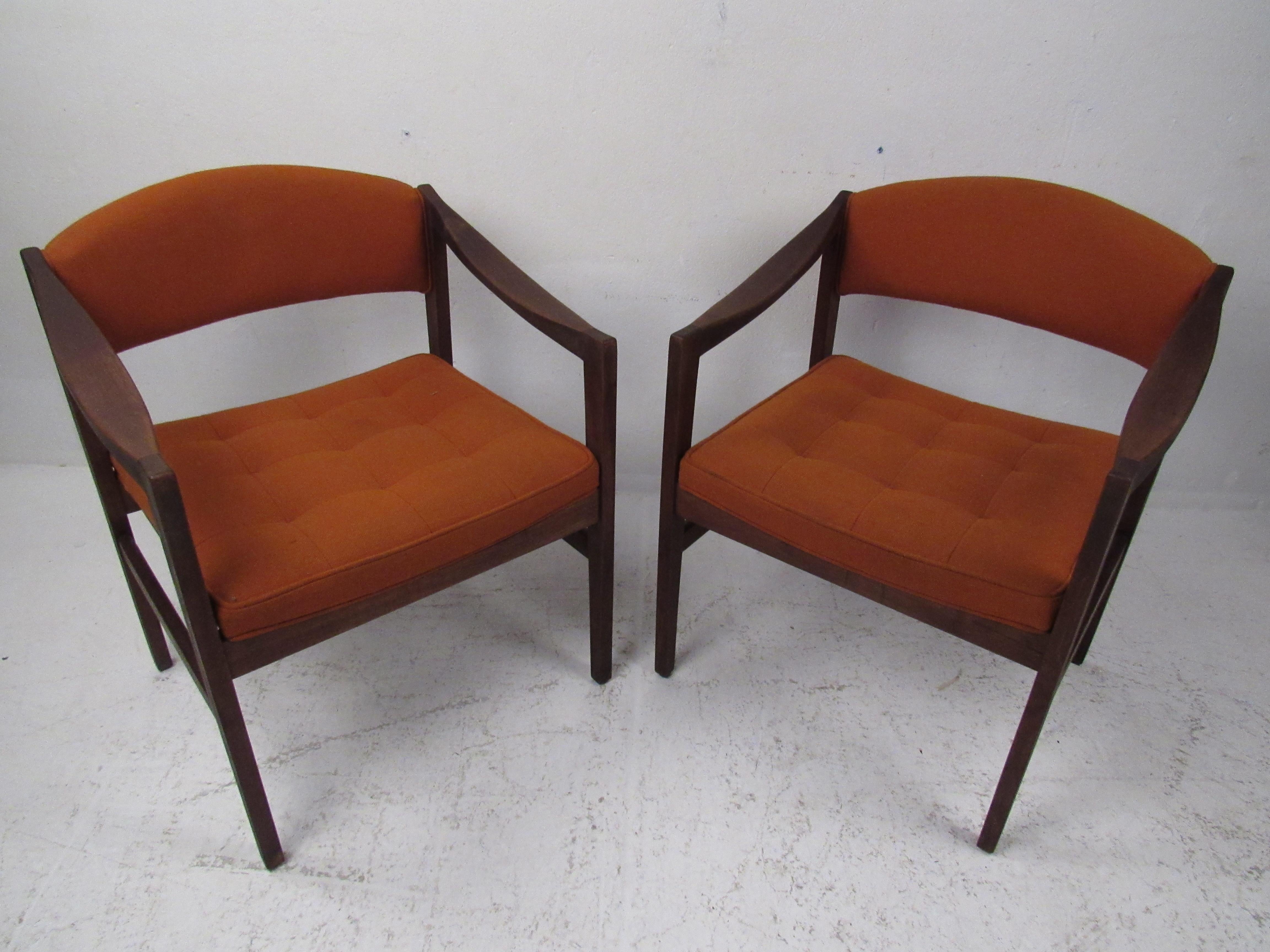 Mid-Century moderno Coppia di poltrone in legno di noce della modernità di metà secolo in vendita