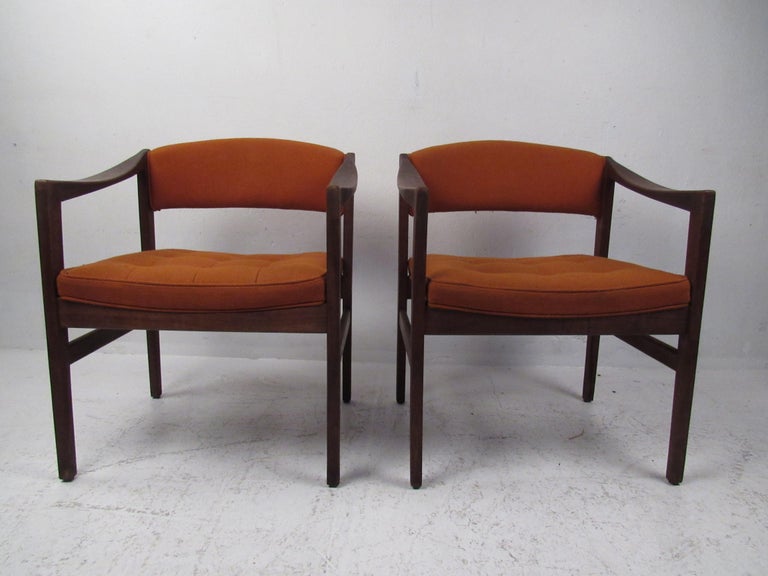 Late 20th Century Pair of Mid-Century Modern Walnut Armchairs For Sale