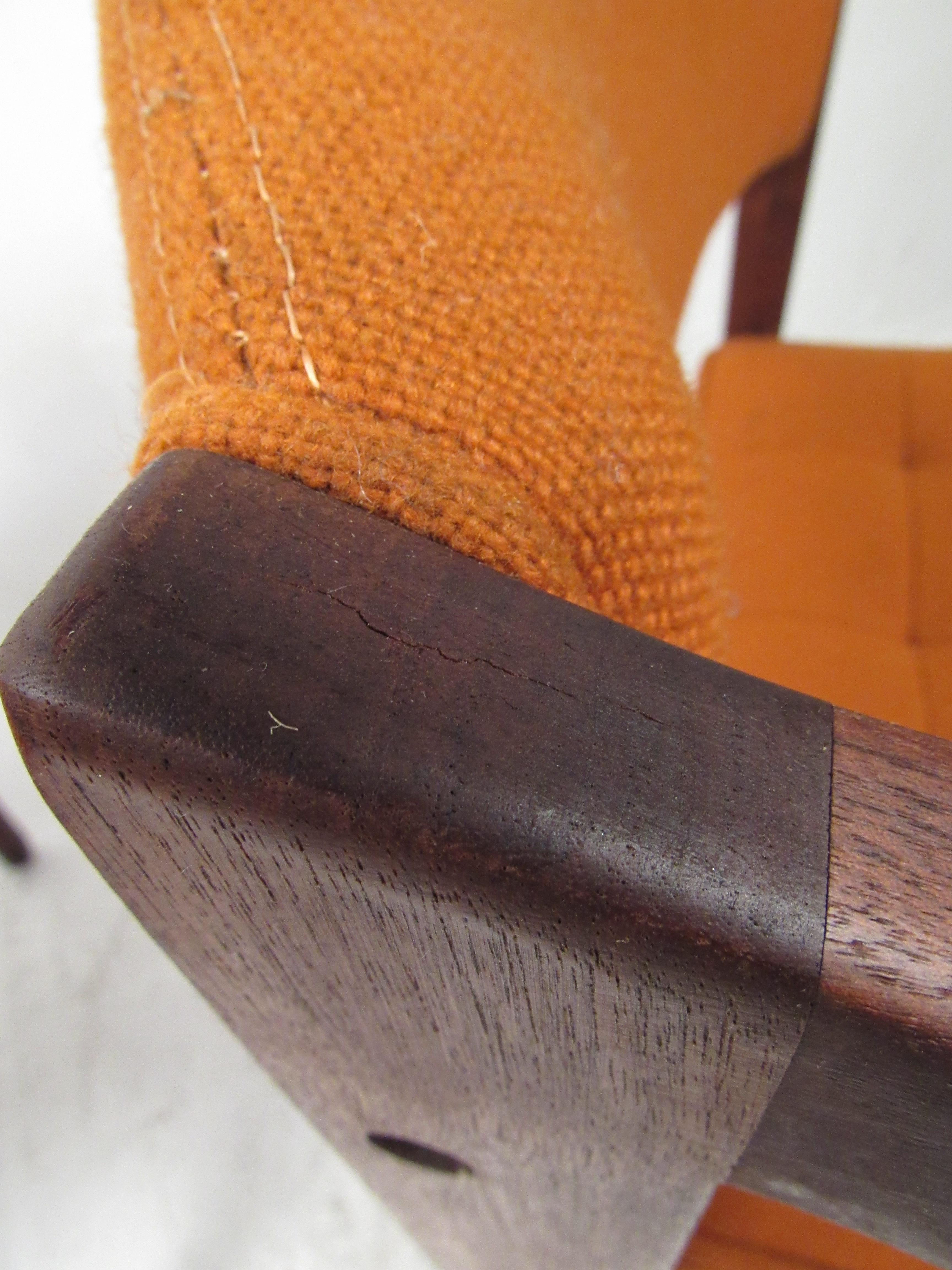 Coppia di poltrone in legno di noce della modernità di metà secolo in vendita 1