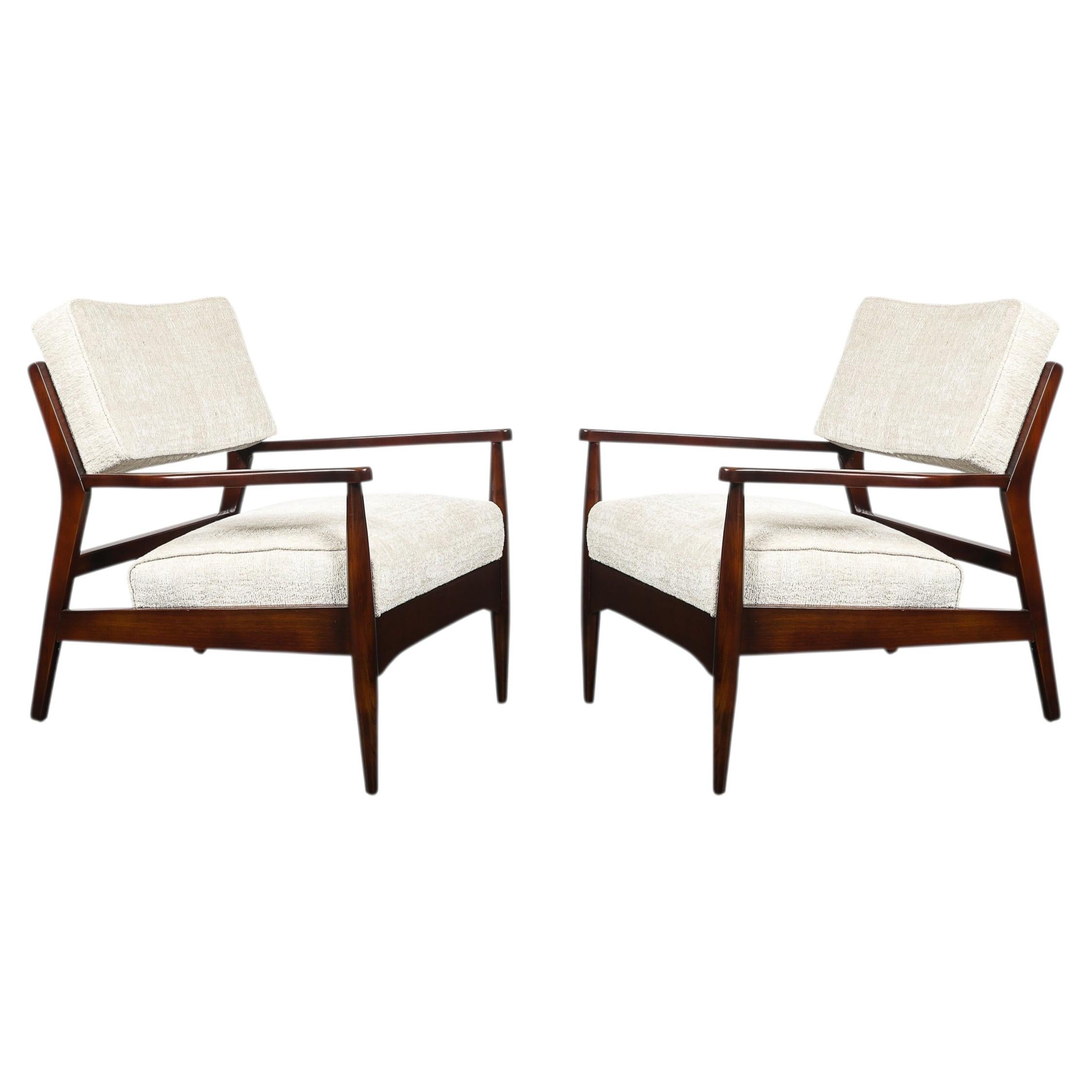 Par de sillones modernos de mediados de siglo de madera de nogal con tapizado texturizado en color blanco roto