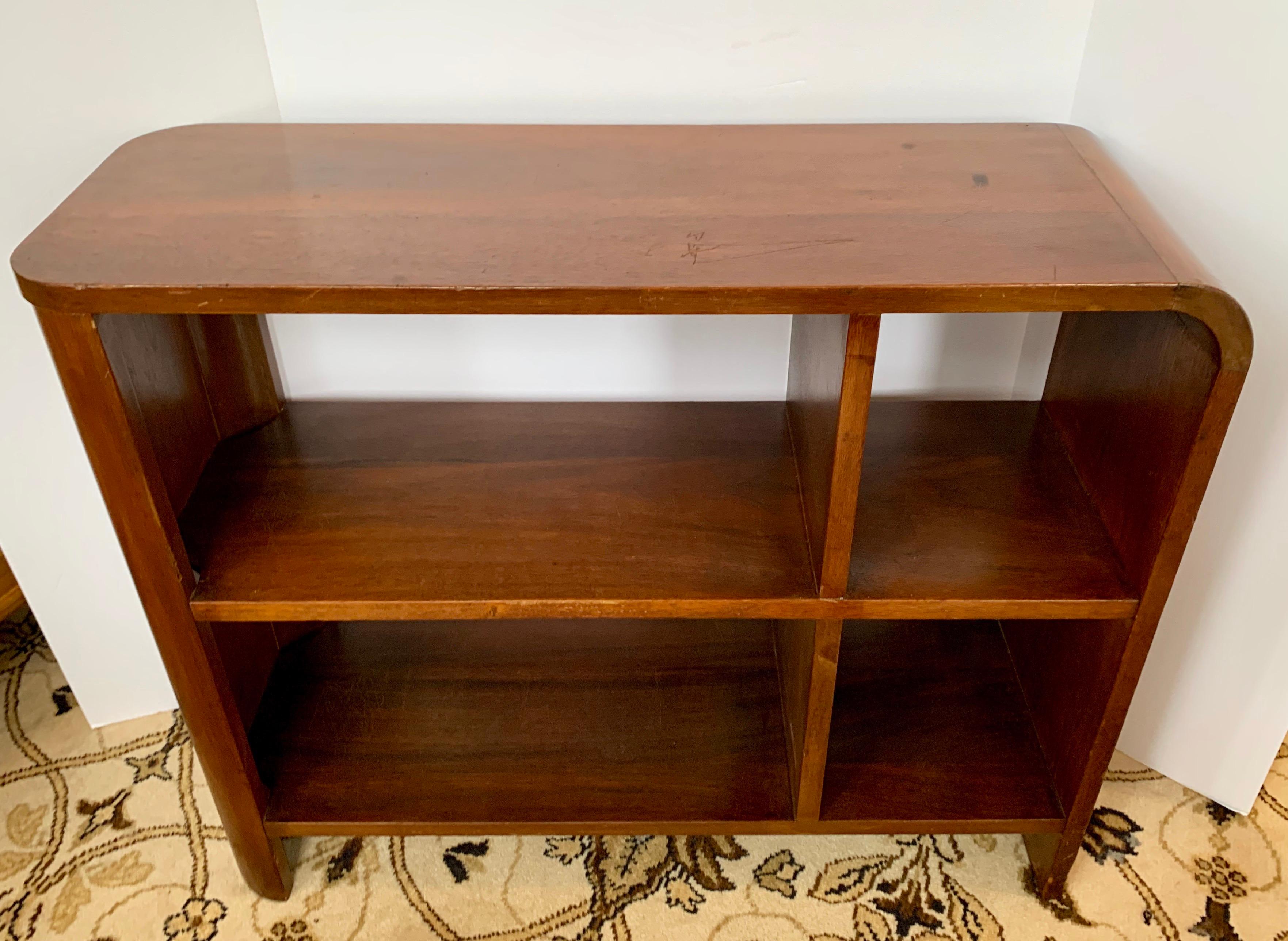 Pair of Mid-Century Modern Walnut Bookshelves Nightstands End Tables Bookcases In Good Condition In West Hartford, CT